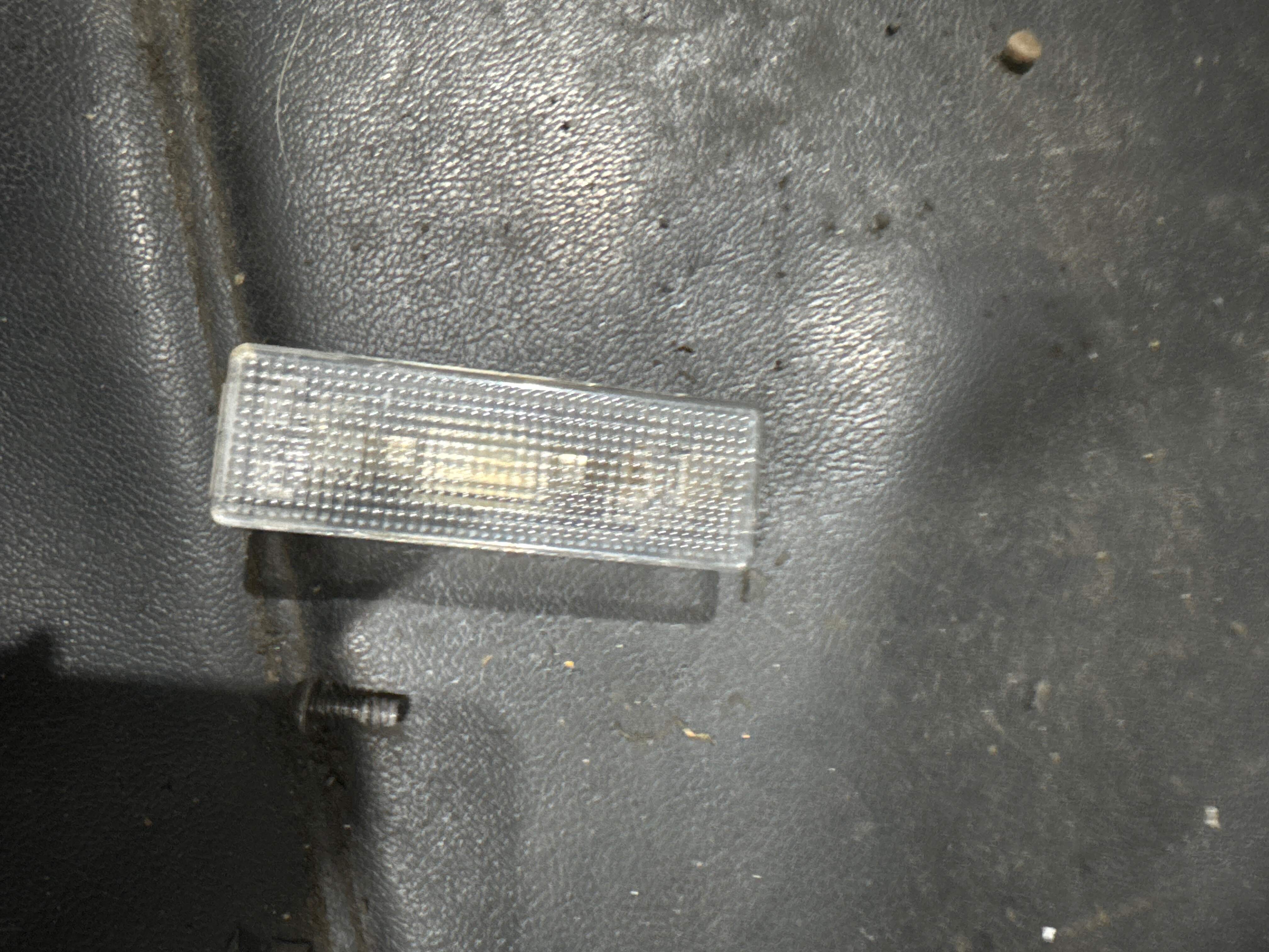 7L6947101A 行李箱灯