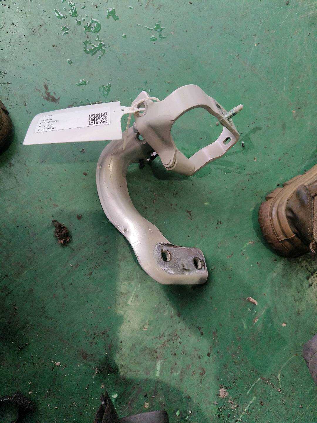8R0827299A 尾盖铰链（左）