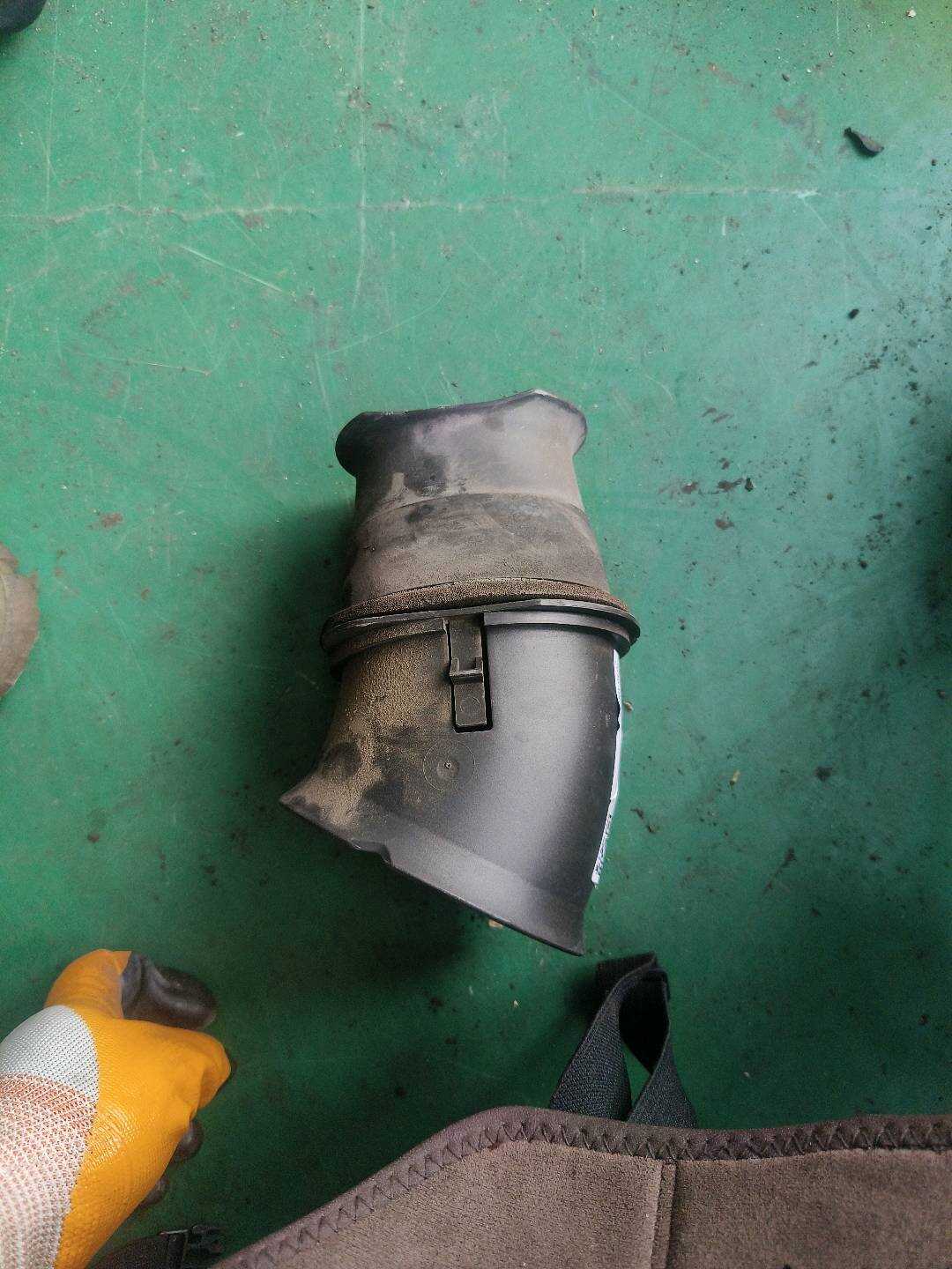 13717546814 空气滤清器进气管接头