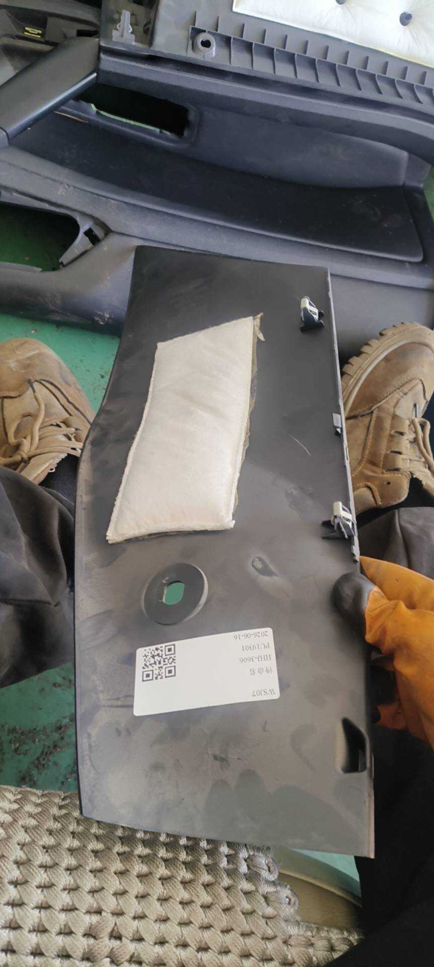 98135825ZD Center Console Side Trim Panel, Left