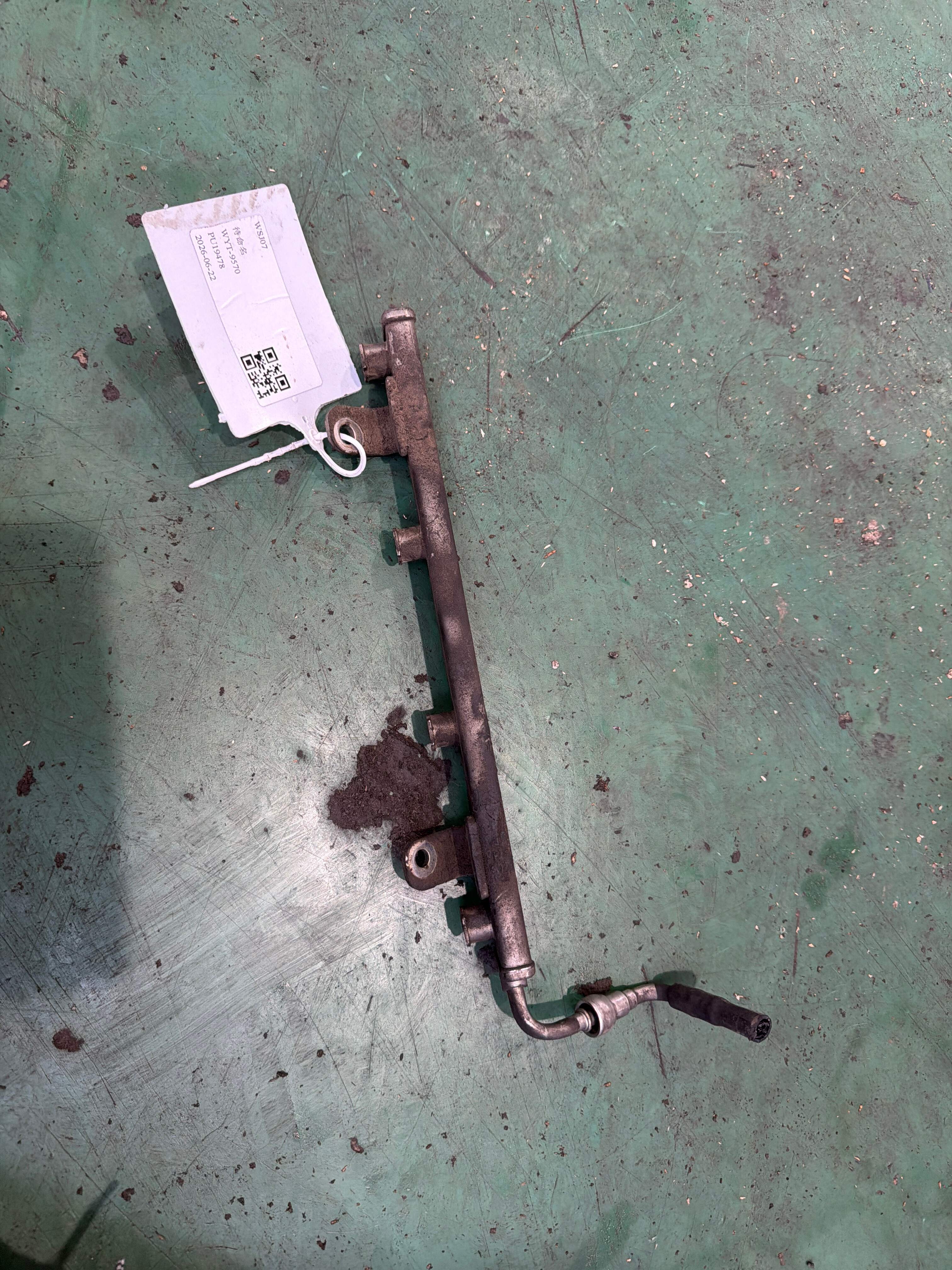 17520EE30B Fuel Rail