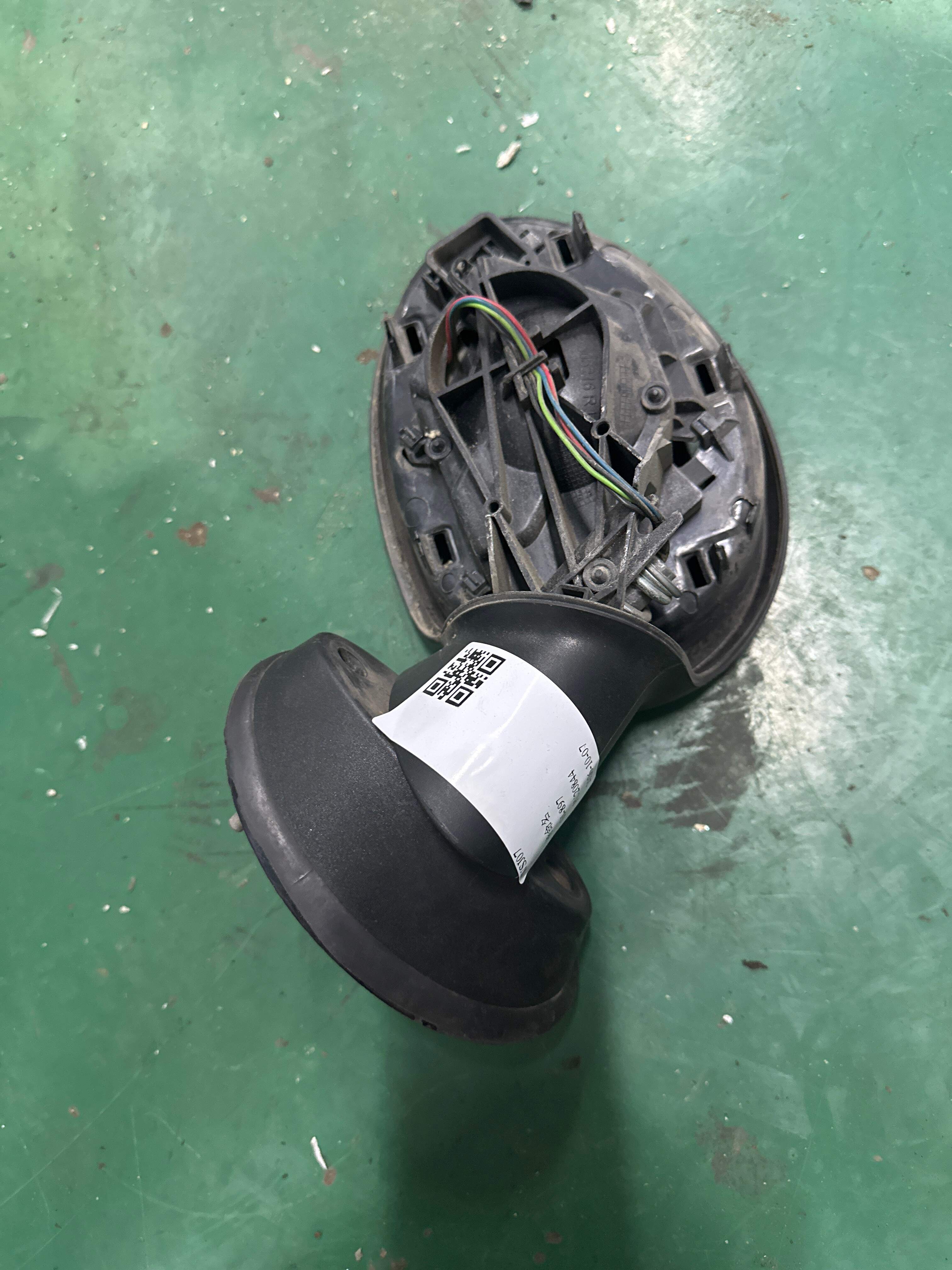 51162755636 倒车镜固定座(右)