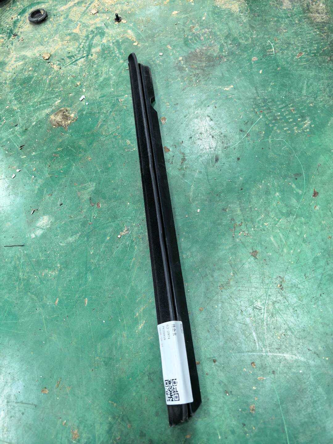 A2047354665 后门玻璃压条（右内）