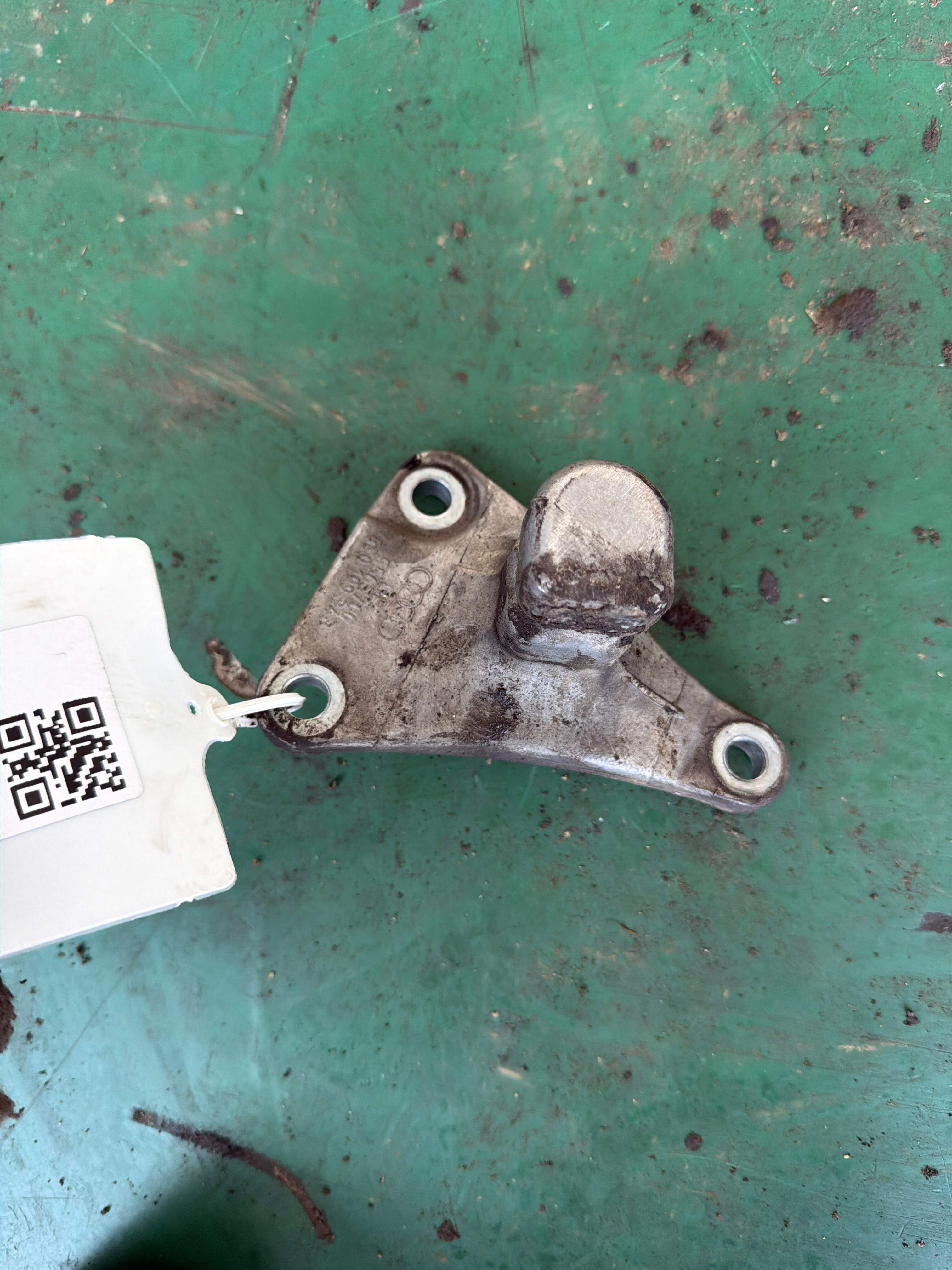 8E0199343 Engine Front Torque Mount Bracket