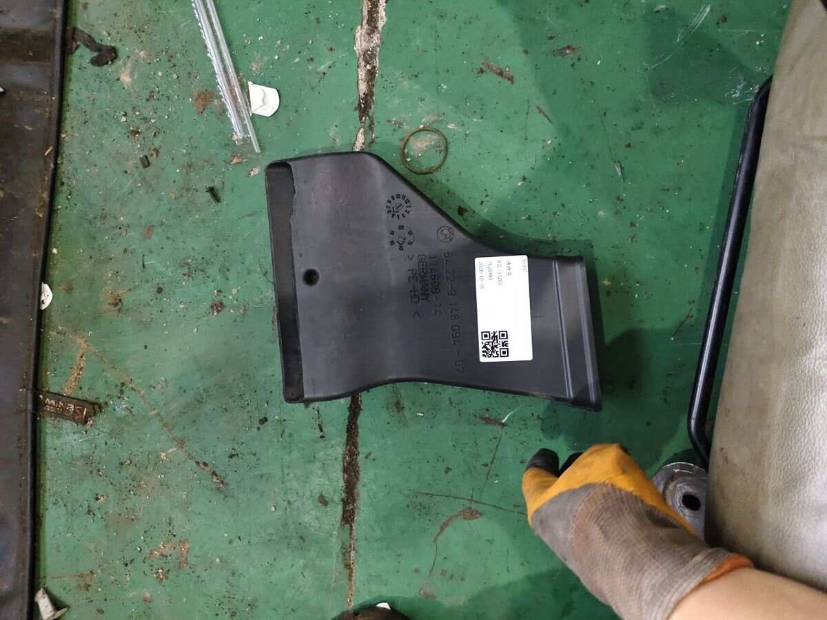 64229148094 Rear Seat Area Air Duct, Rear Right