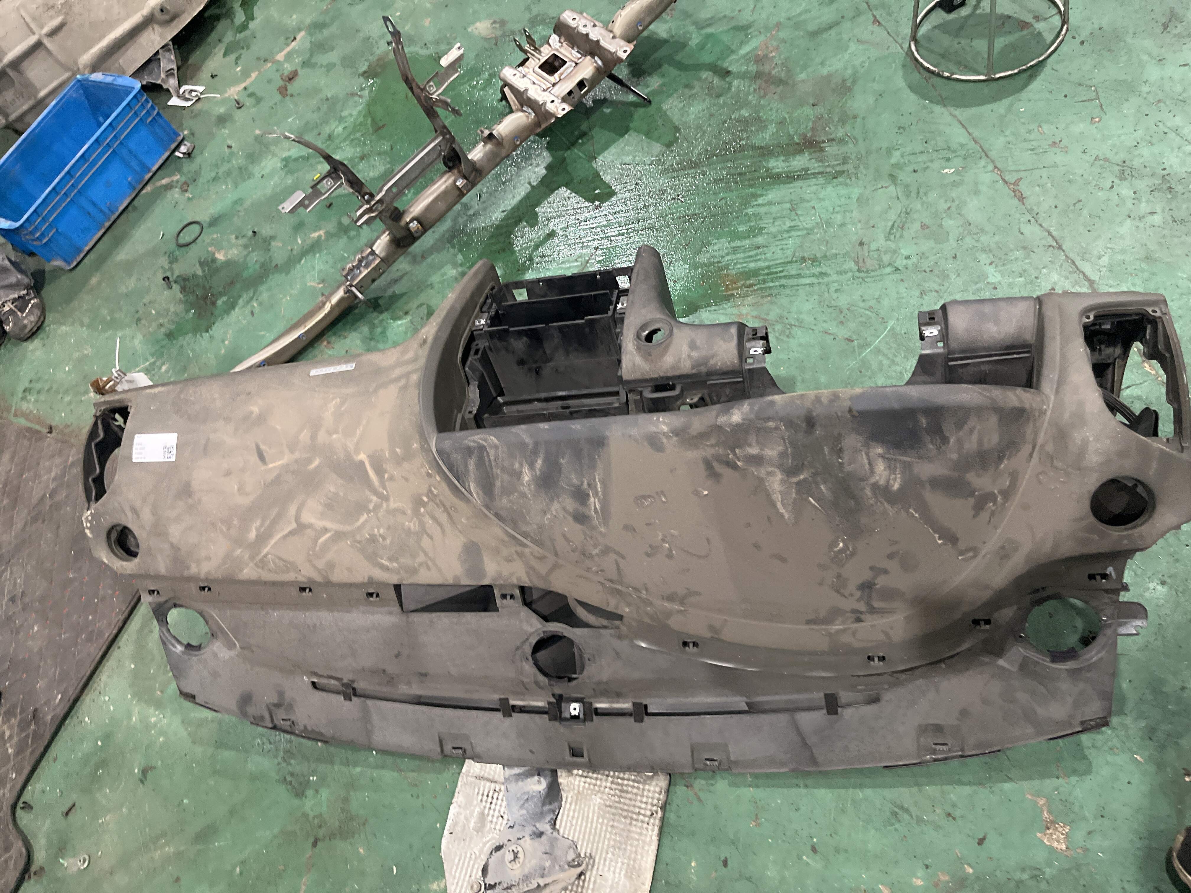 4L1857041E Dashboard Shell