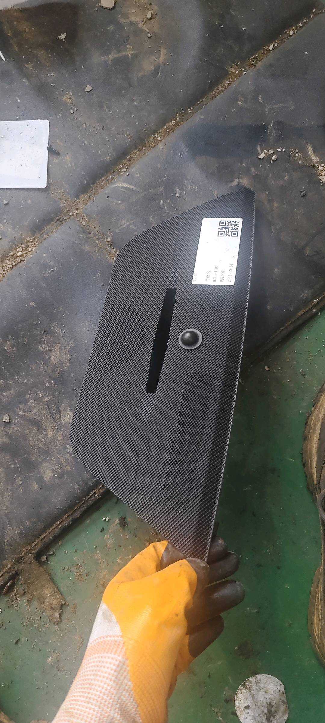 A20468023899051 仪表台扬声器罩（中）