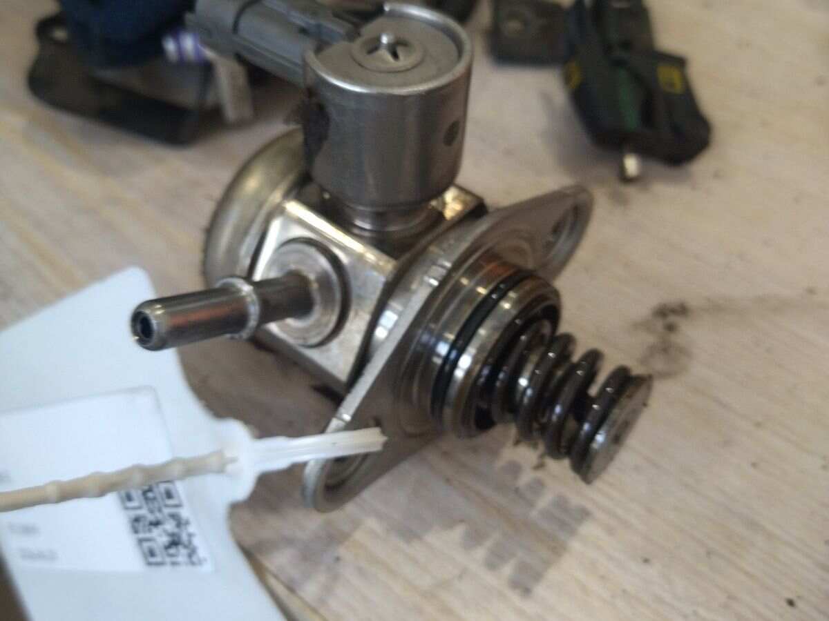 C2Z21985 High Pressure Fuel Pump