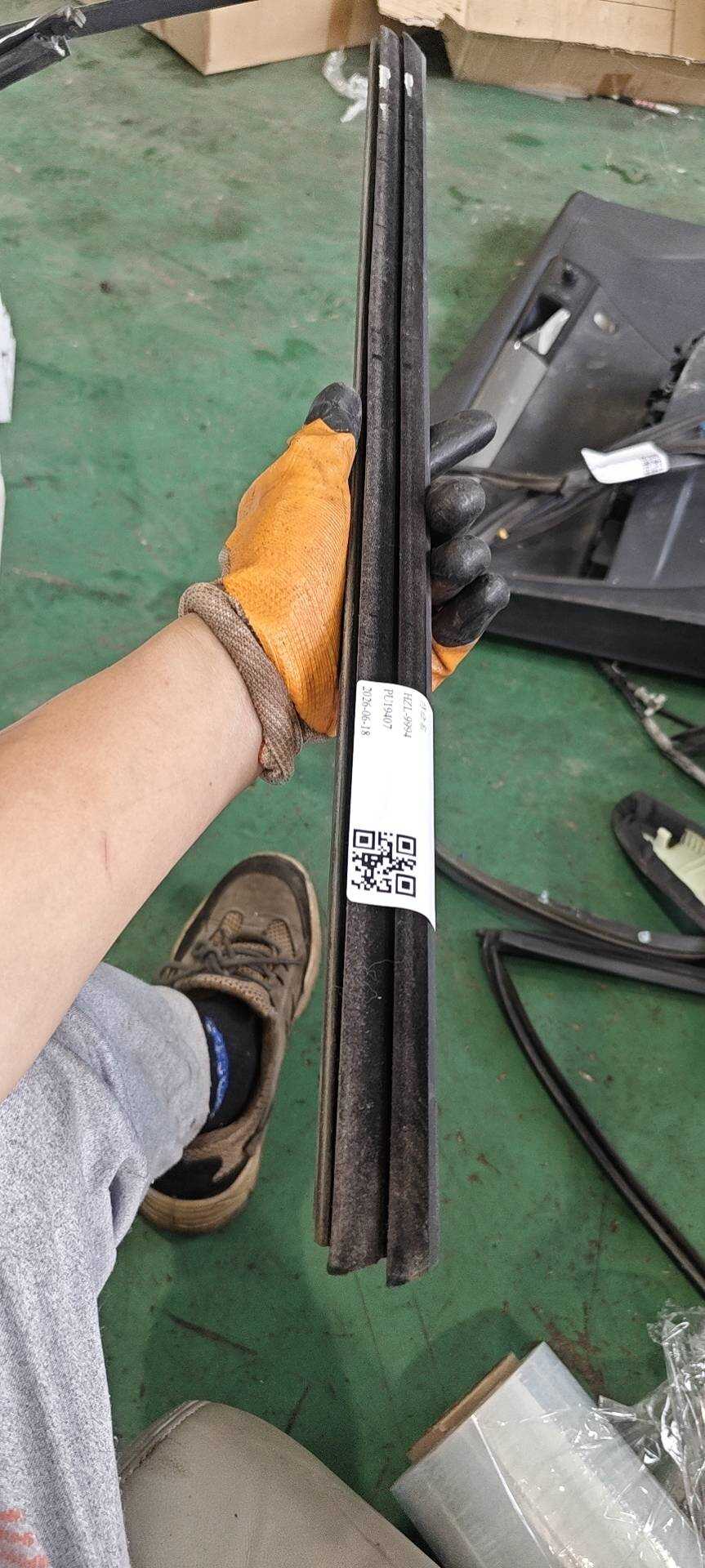 18D839479B 后门玻璃压条(左内)