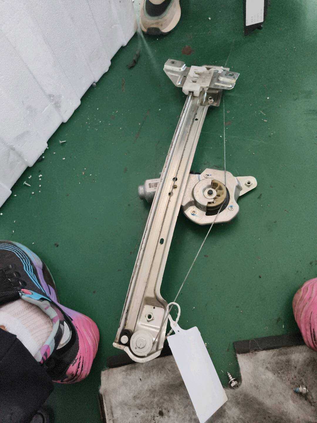 MEH6104120A 右前门升降器支架总成