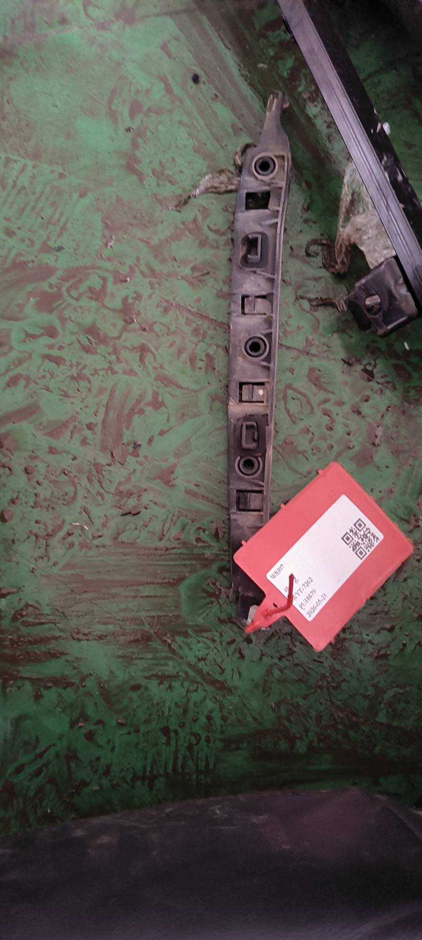 50545248 Rear Bumper Bracket, Left