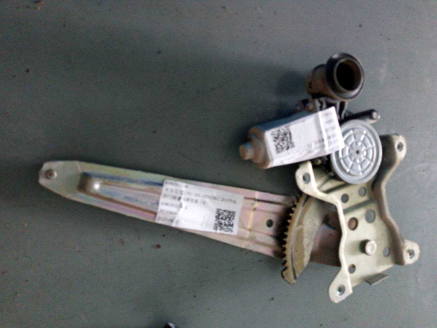 6980302140 后门玻璃升降支架(右)