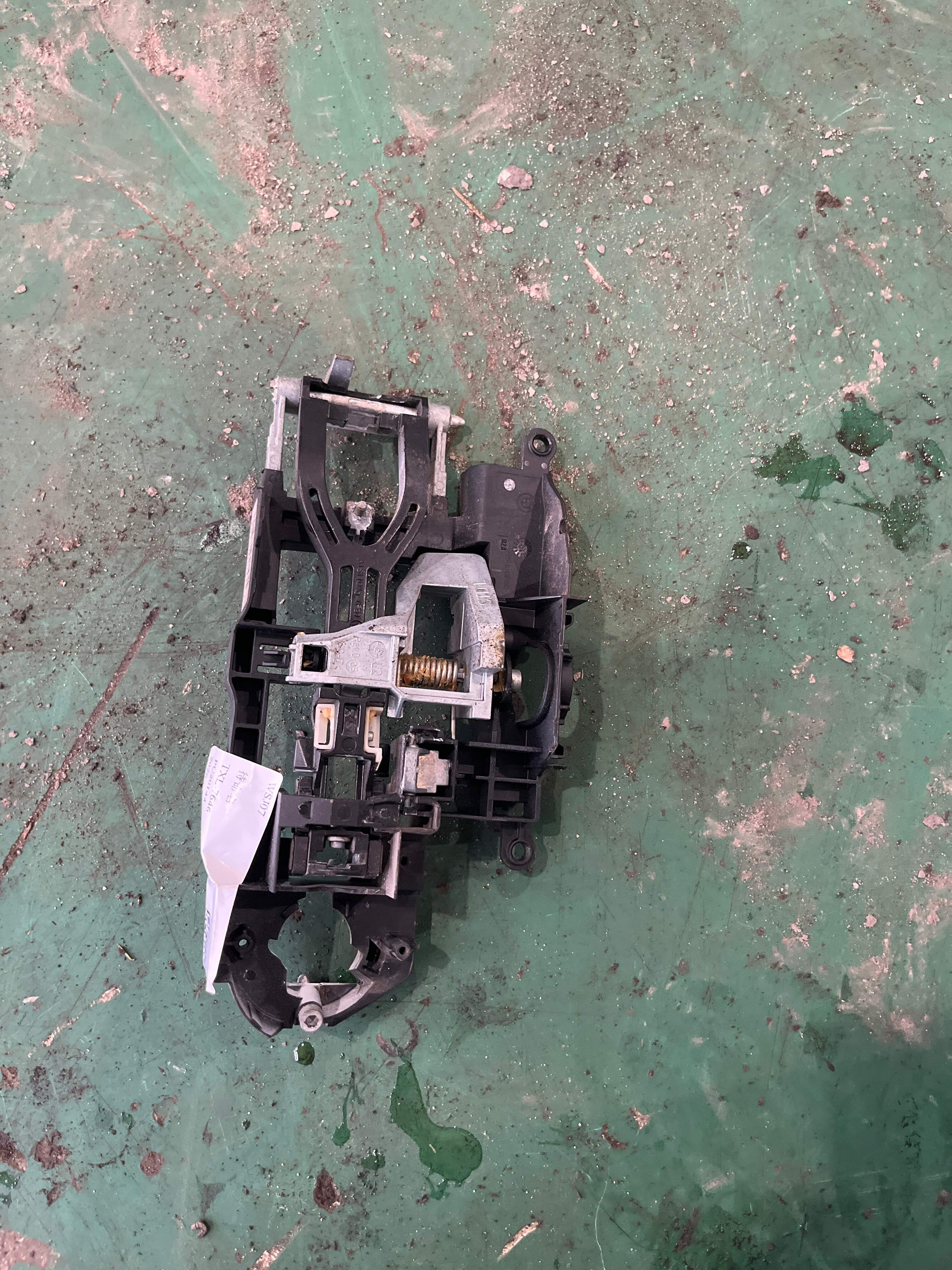51217175731 后门外拉手固定框(左)