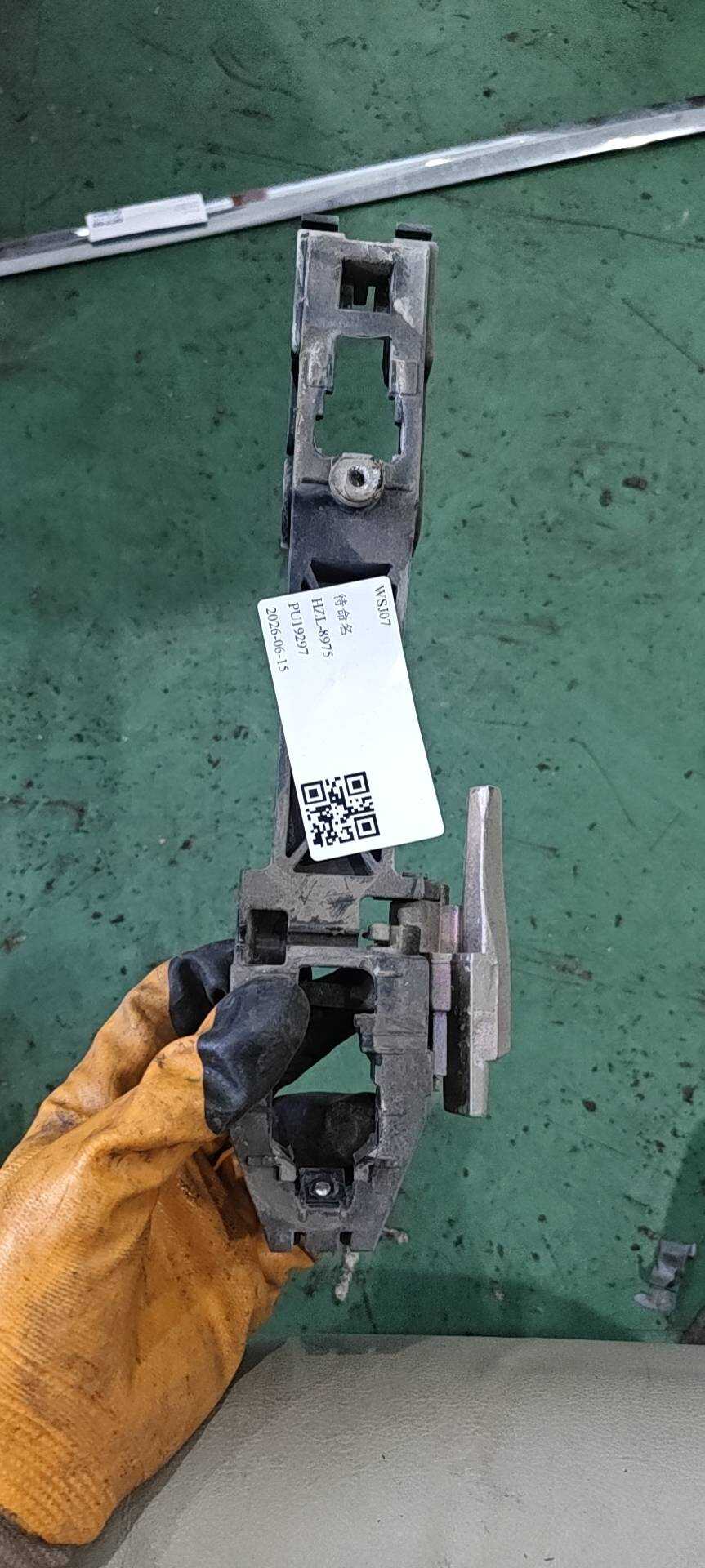 80611EW800 前门外拉手固定框(左)