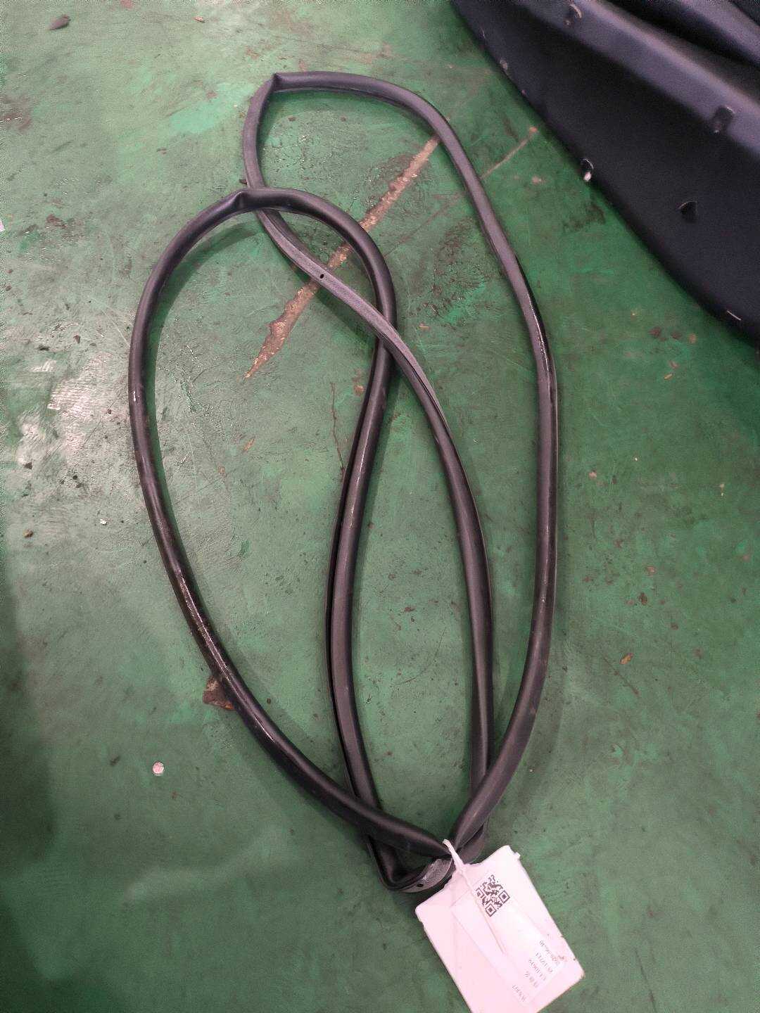 51337258329 前门车门密封胶条(右)