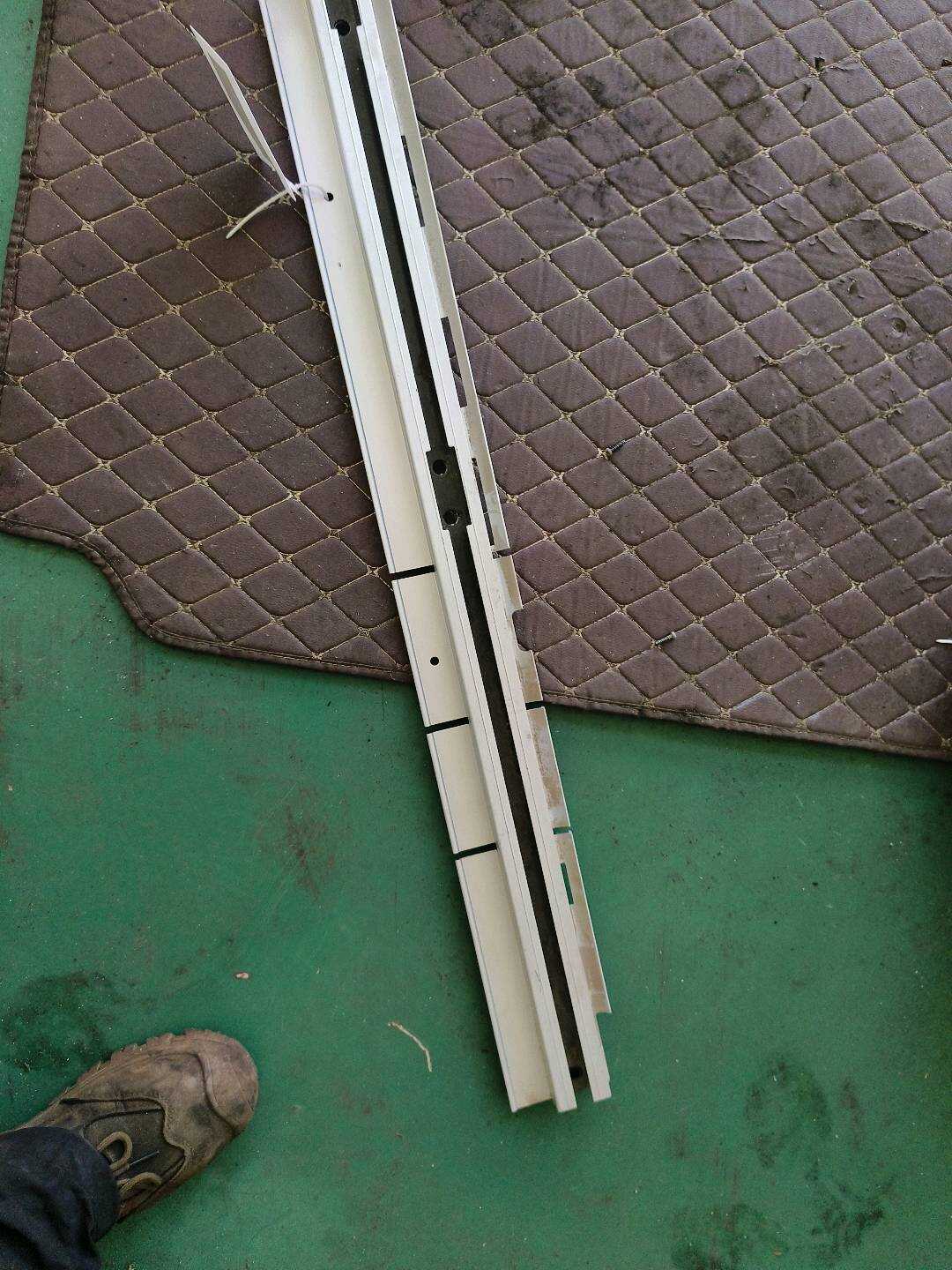 51479175148 行李箱底板固定条（右）