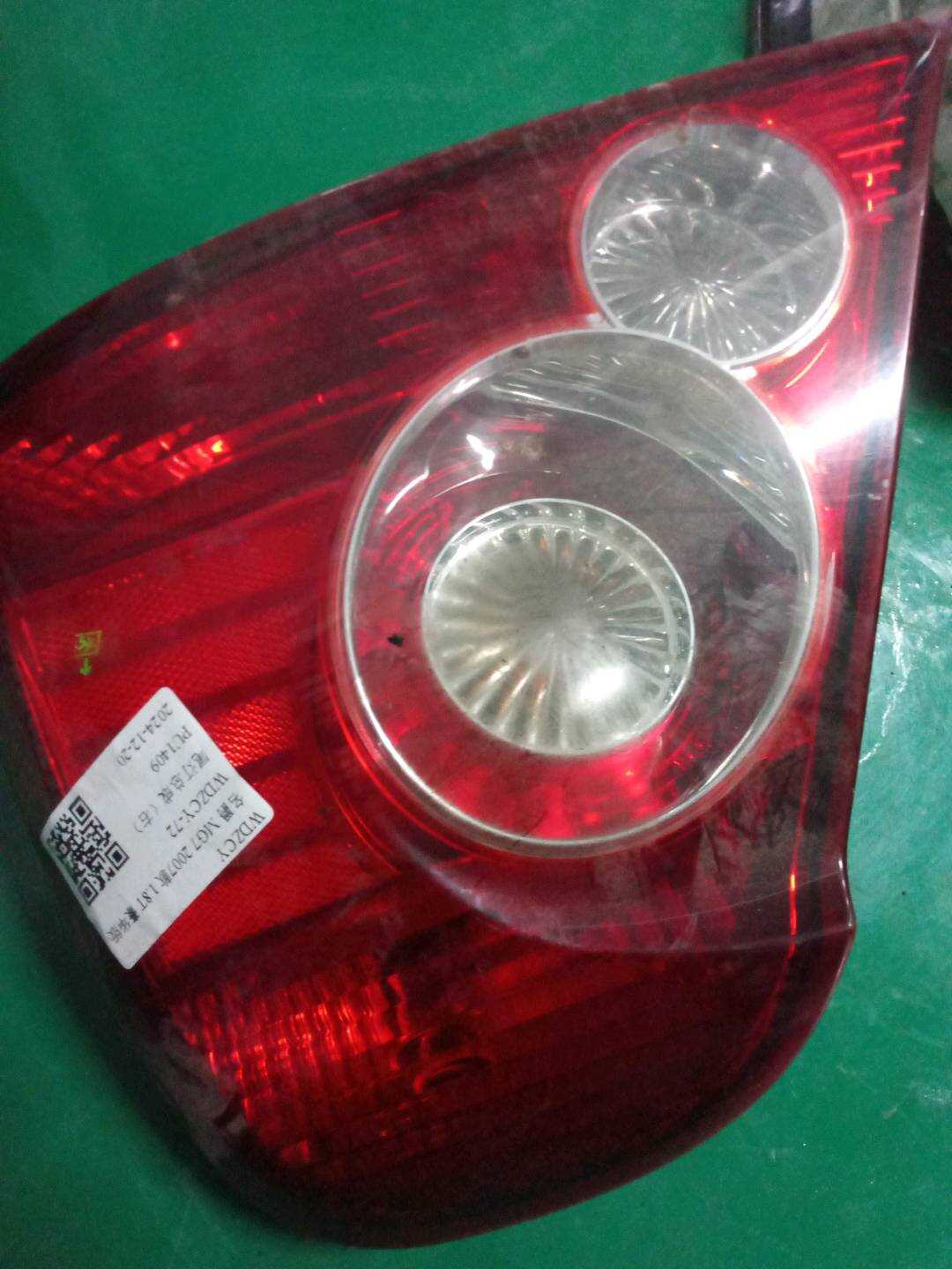 400000015 Tail Light Assembly, Right