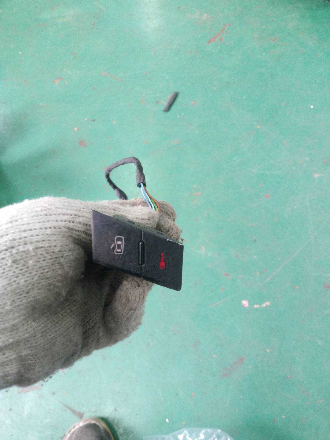 4B19621075PR 前门锁止开关(左)