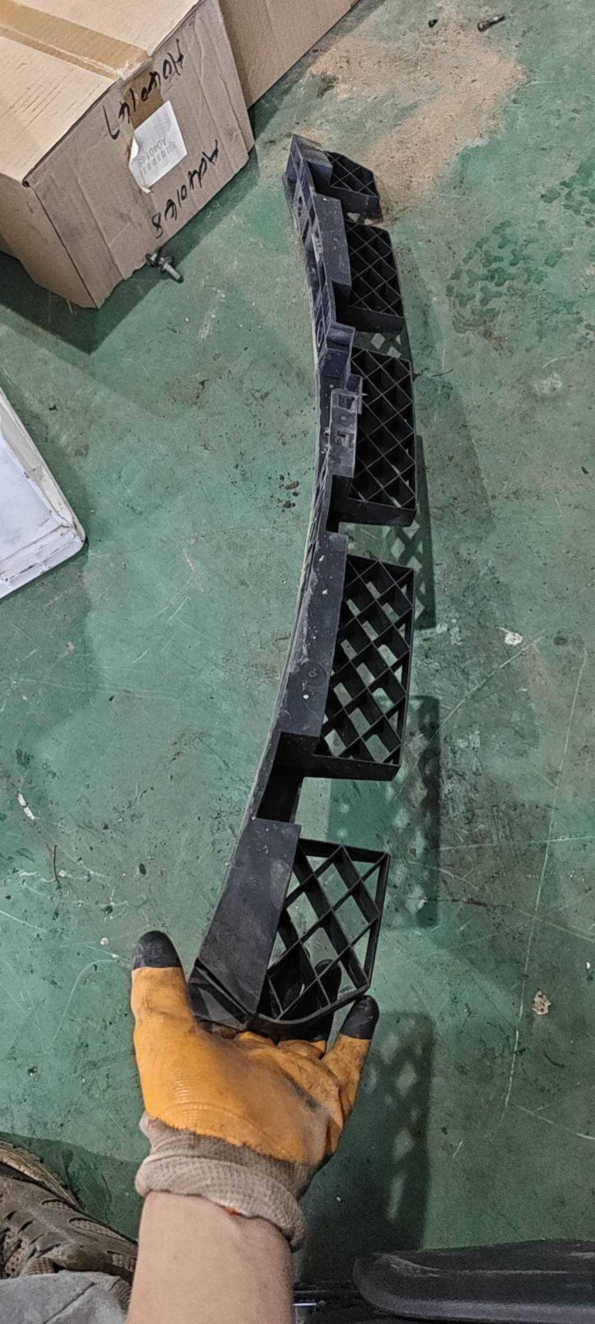 7N0807863 Rear Bumper Bracket, Center