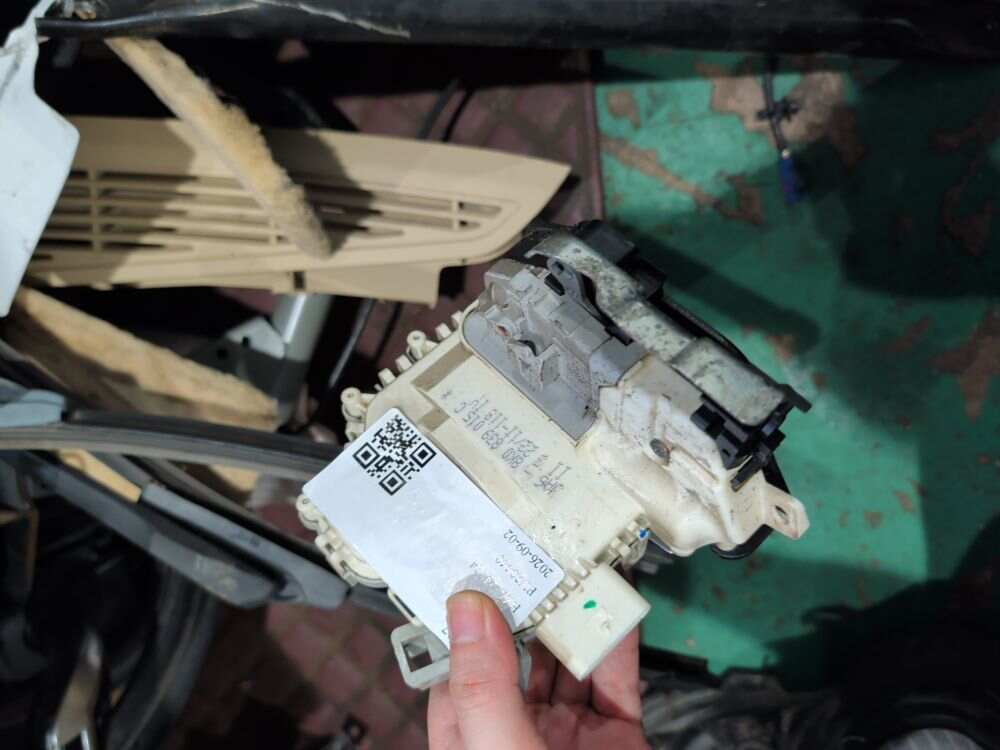 8K0839015C 后门锁总成(左)