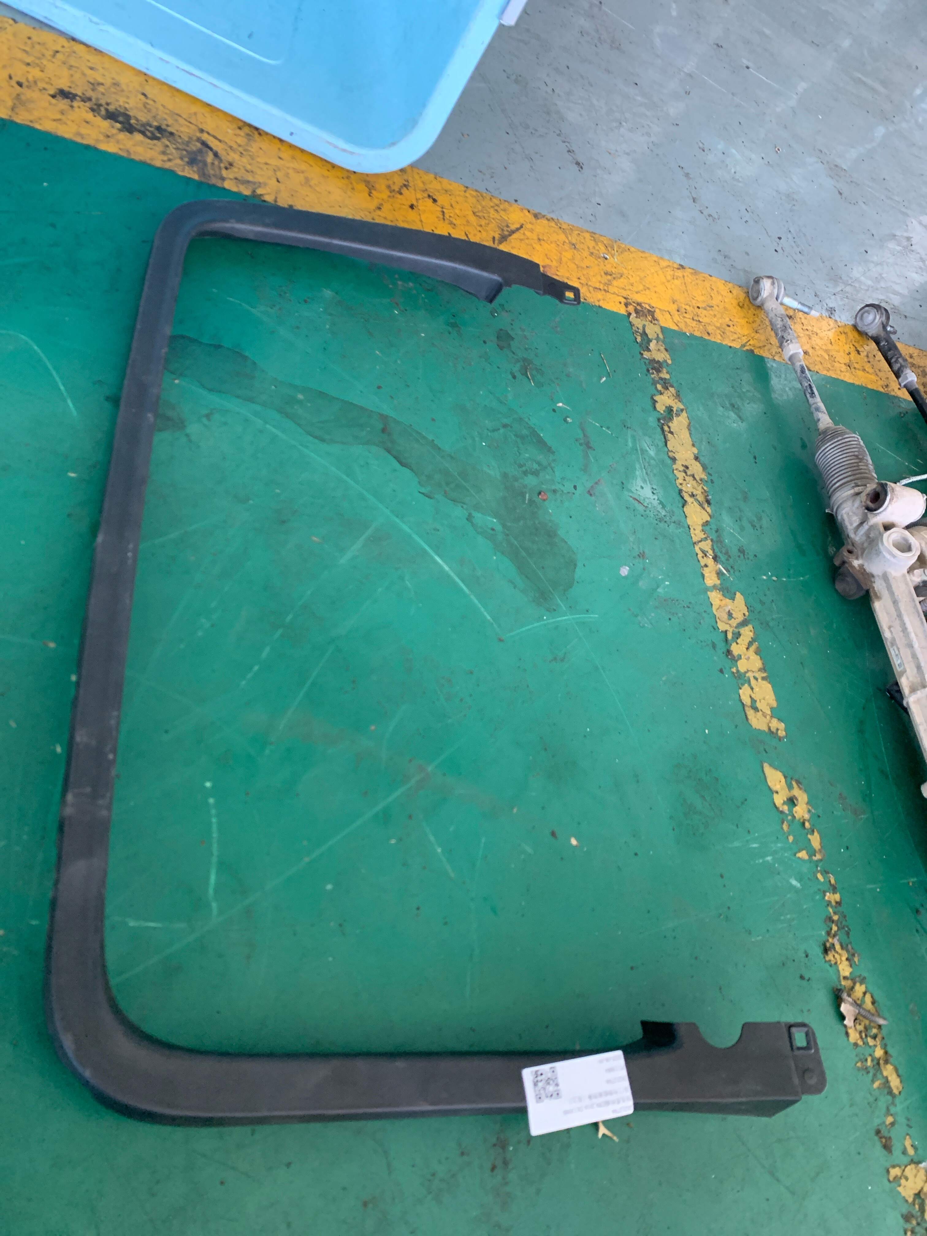 26212766 Rear Door Trim Panel Molding (Upper Right)