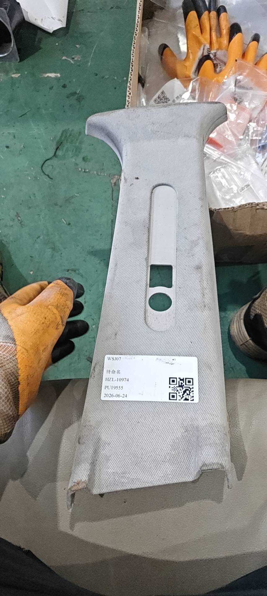 A16969034257H46 B柱内衬(右上)