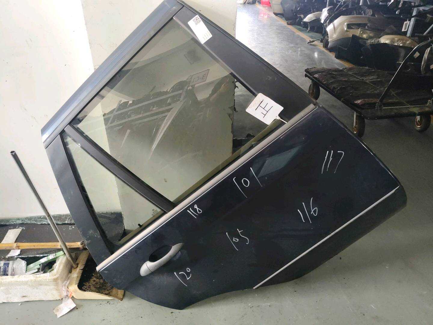 41528256828 后门壳(右)