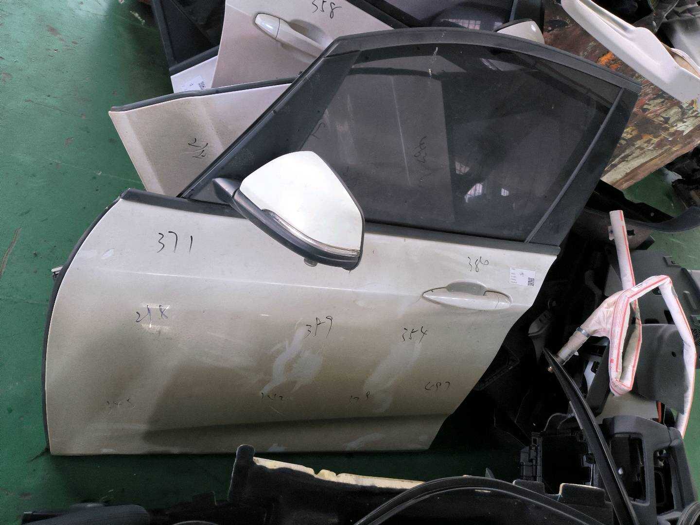 41009631835 前门壳(左)