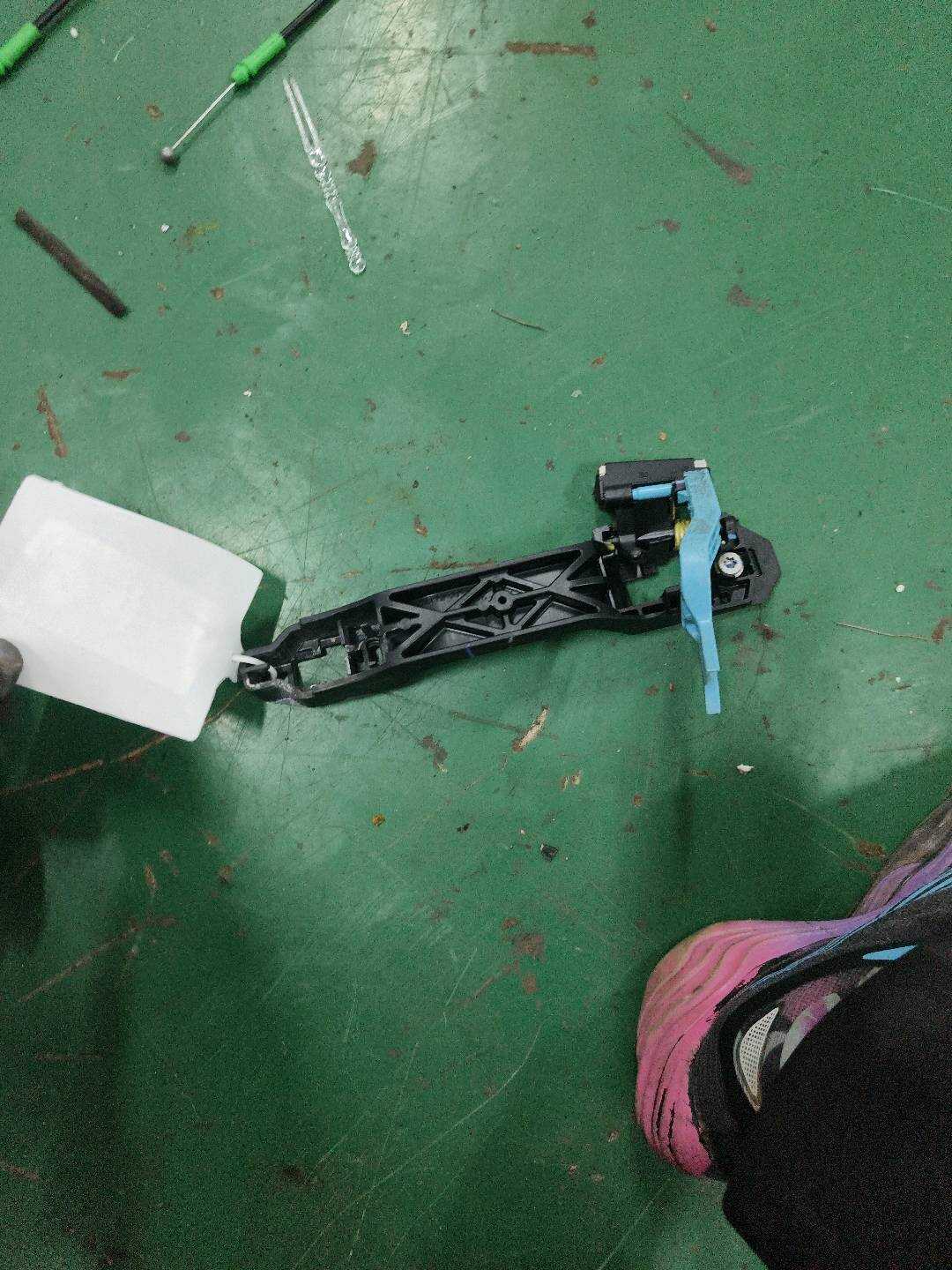 6920302140 后门外拉手固定框（右）