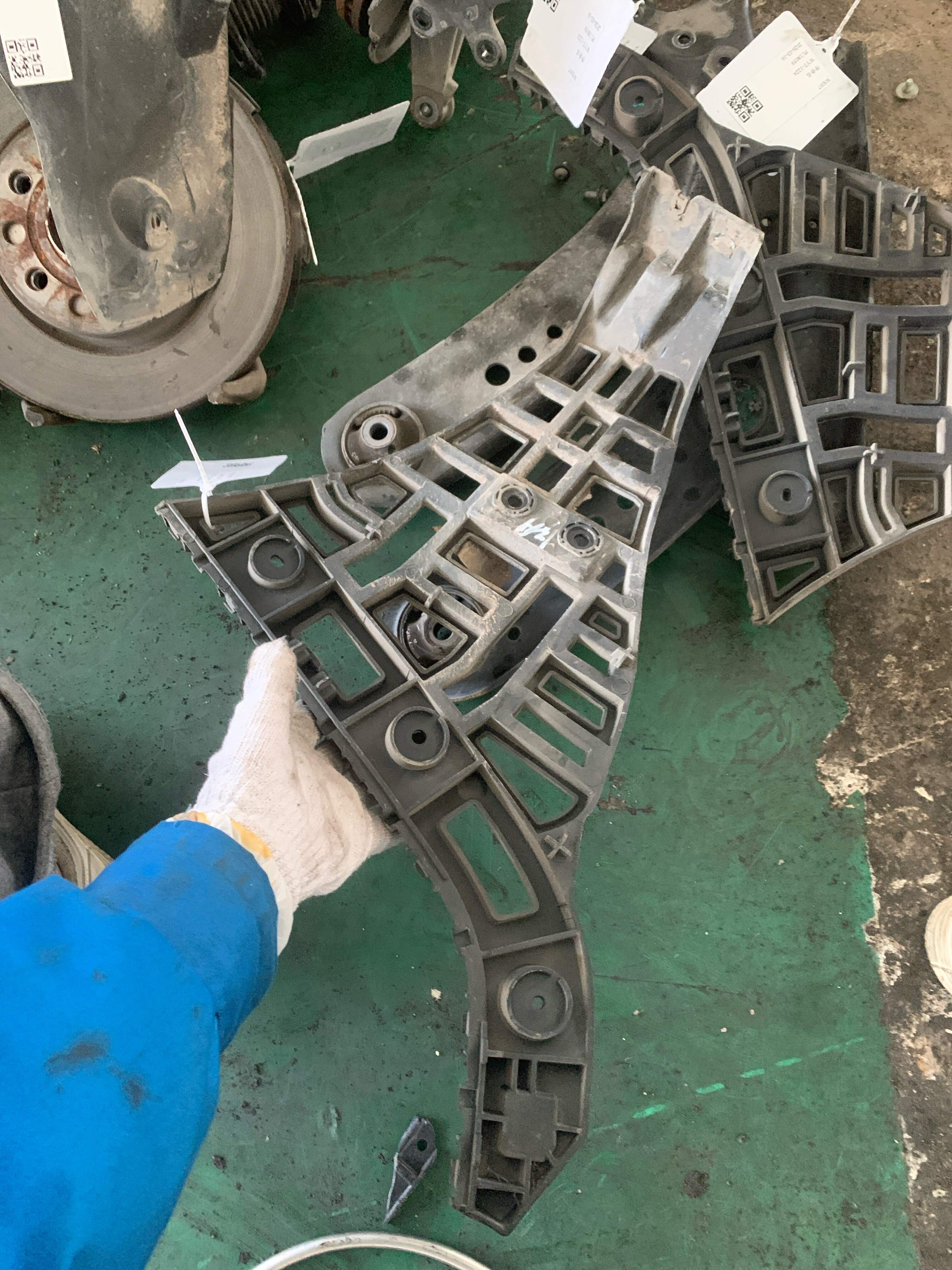 10168586 Rear Bumper Bracket