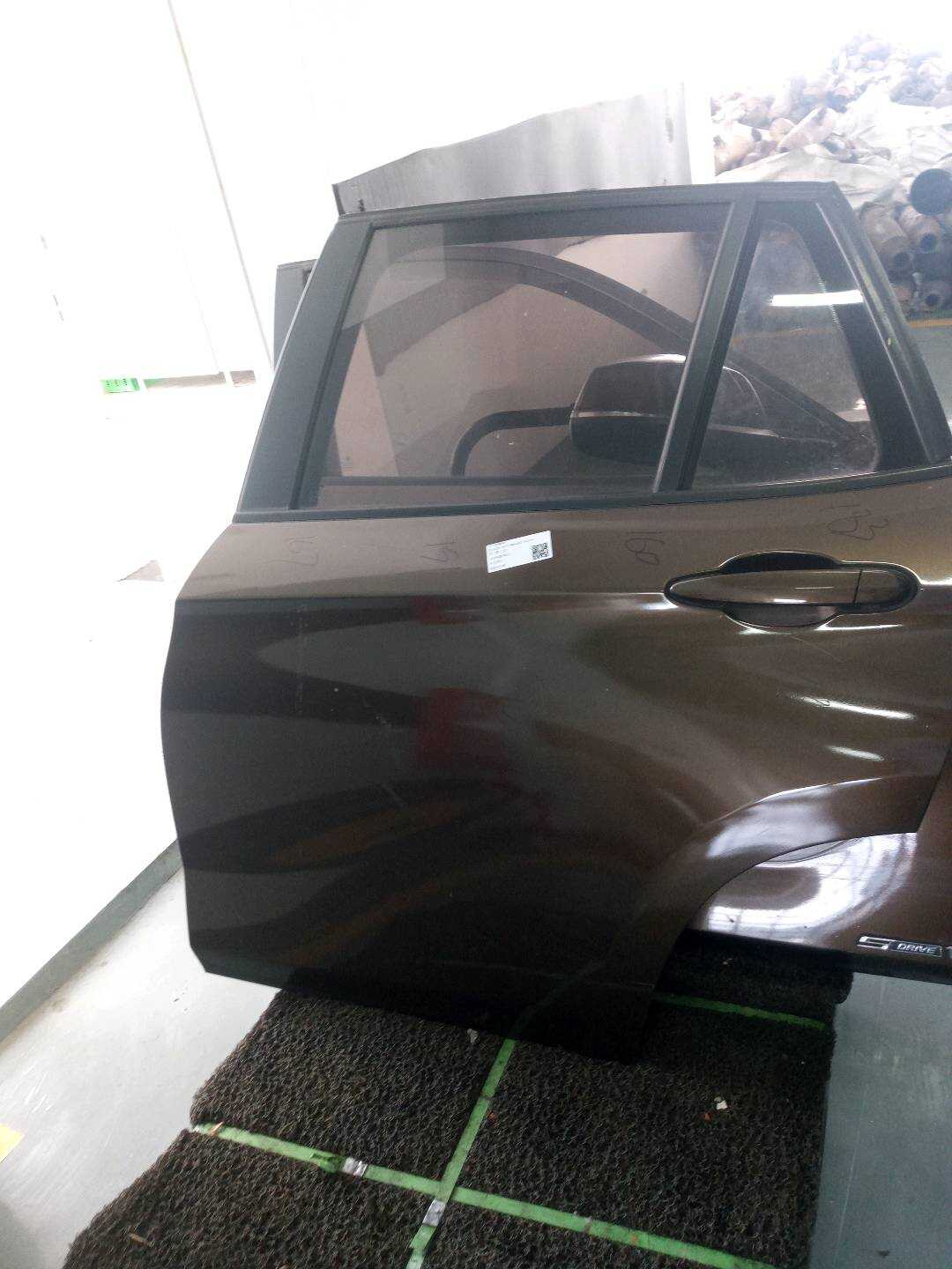41009628743 后门壳(左)