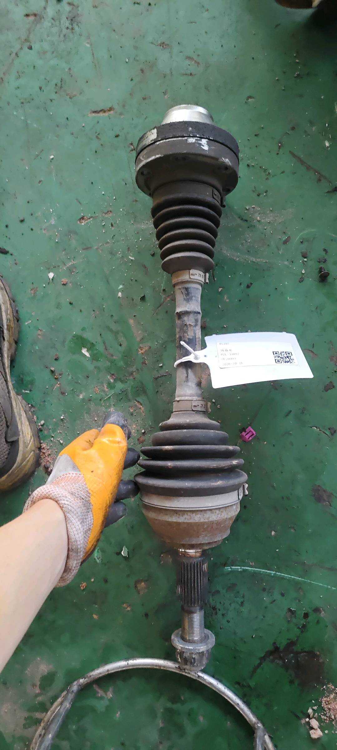 7L0407271F Front Axle Shaft, Left