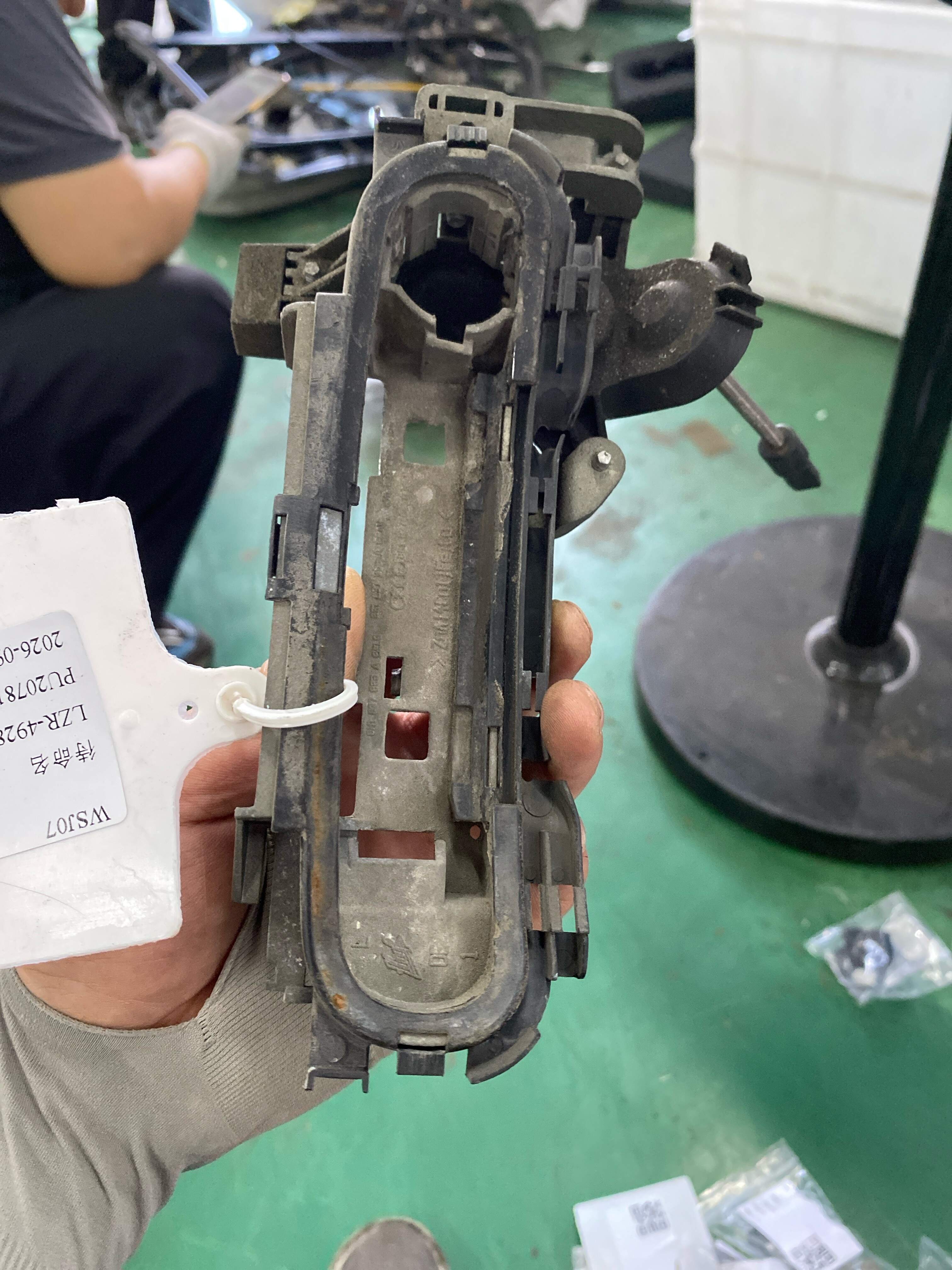8H1837885 带锁芯开口的轴承卡箍