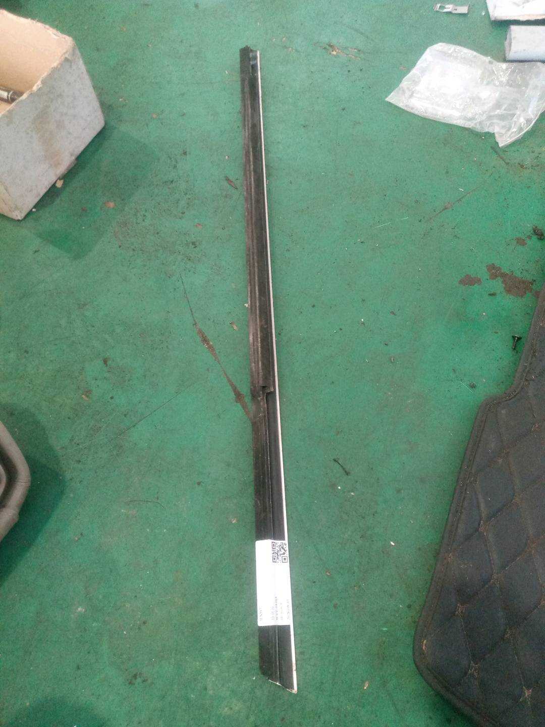A1177350182 后门玻璃外饰条(左上)