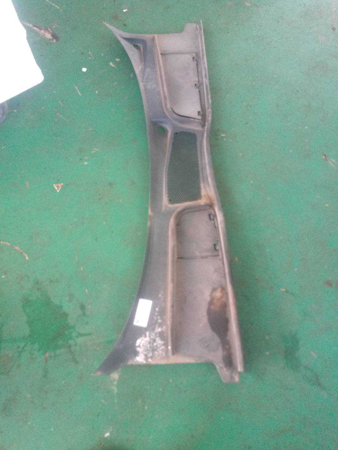 8W1819403 Front Windshield Cowl Grille