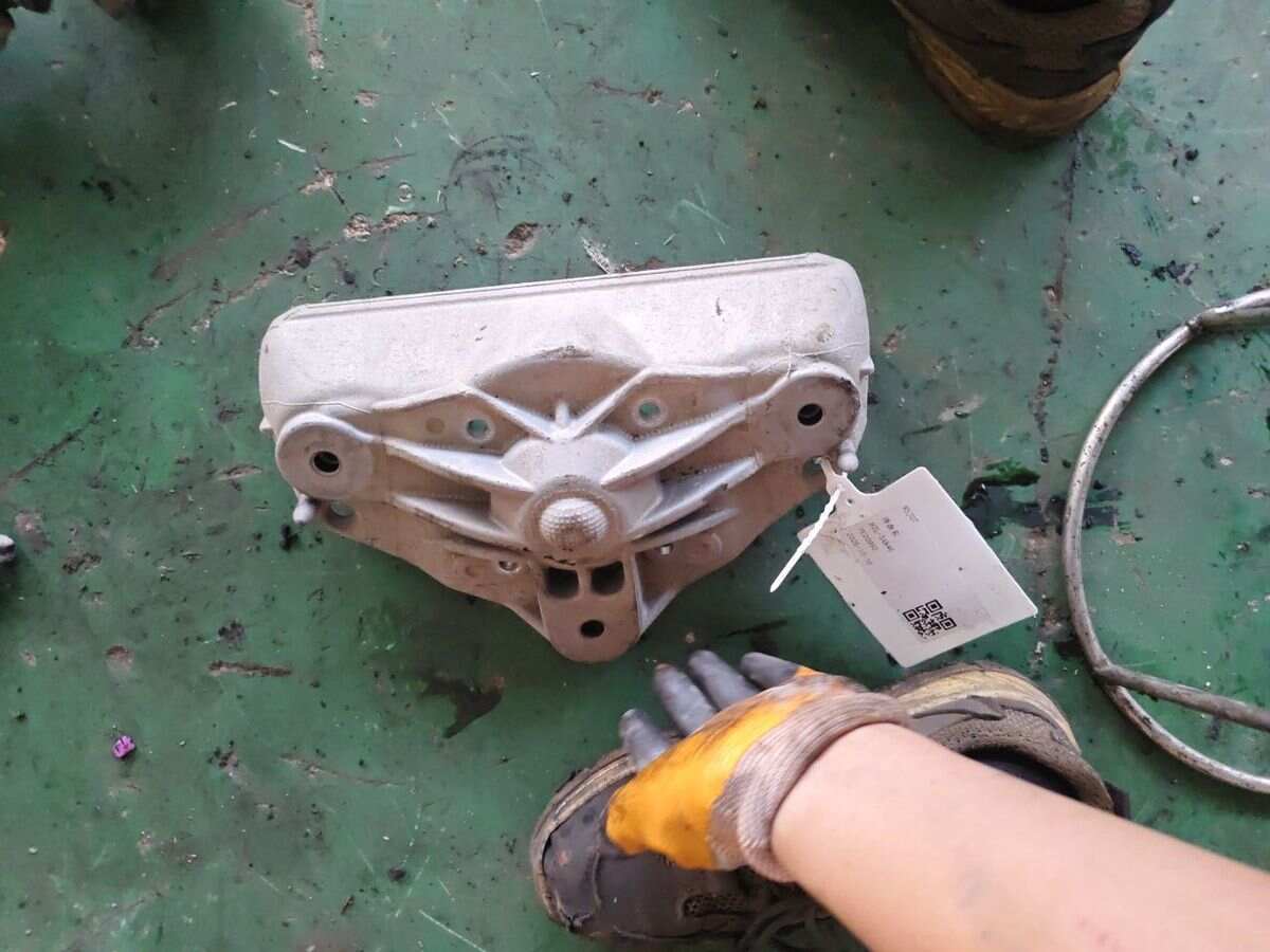 7L0412391E 前减震器盖(上)