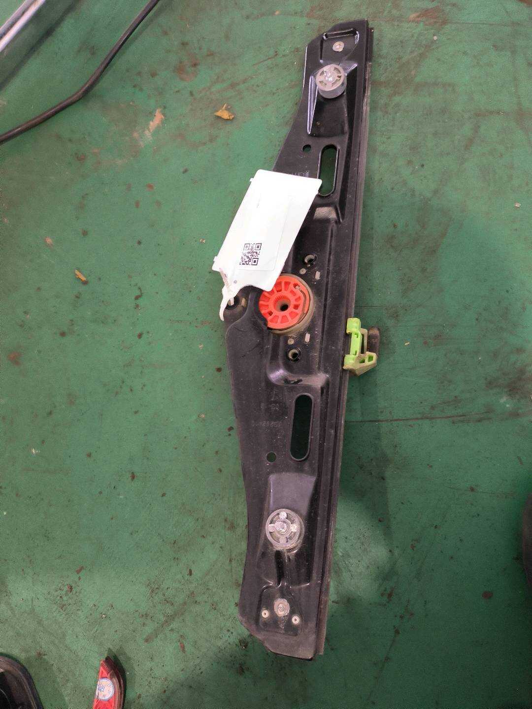 51352990388 后门玻璃升降支架(右)