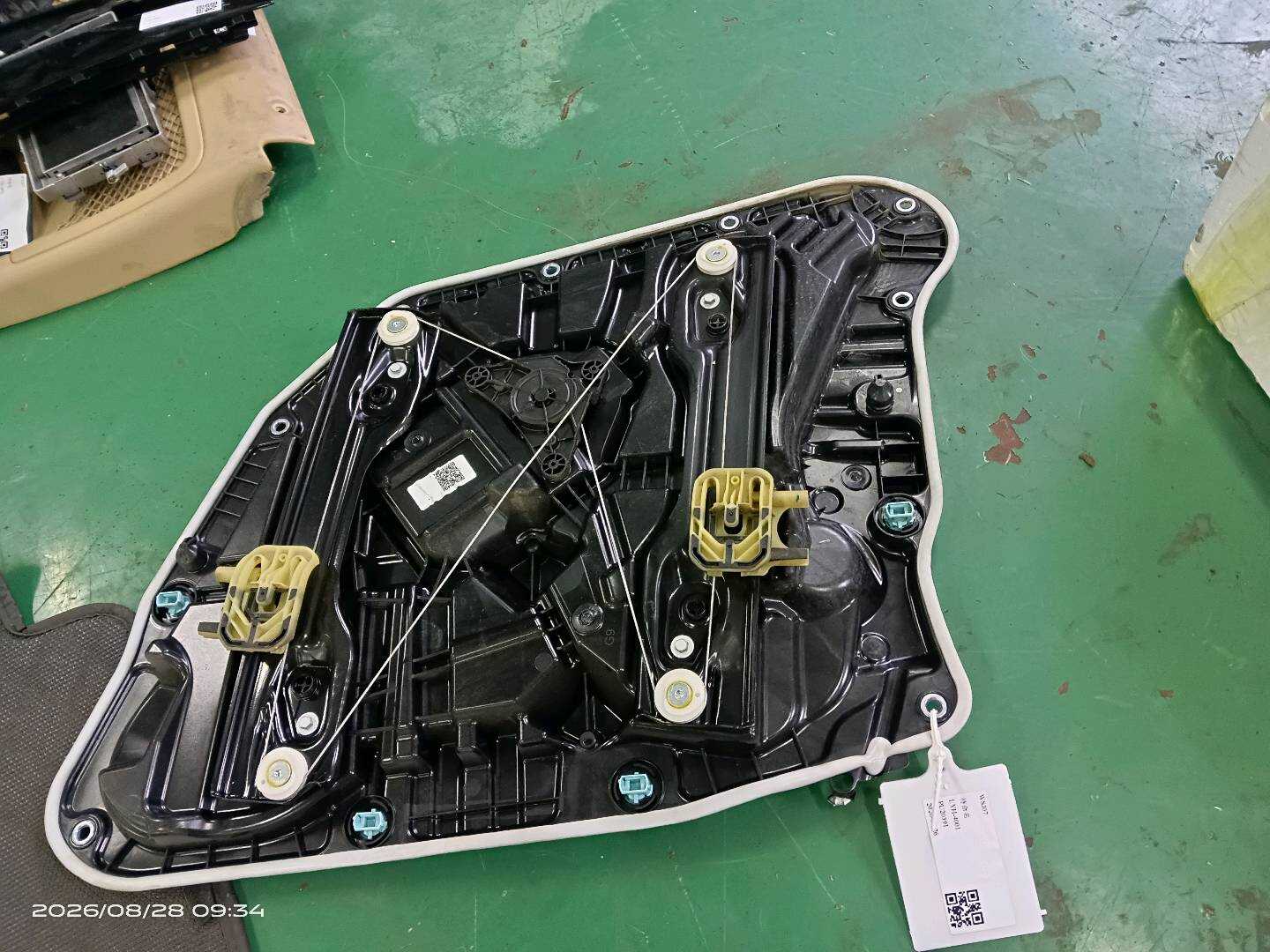 51355A7F3C1 后门玻璃升降支架(左)