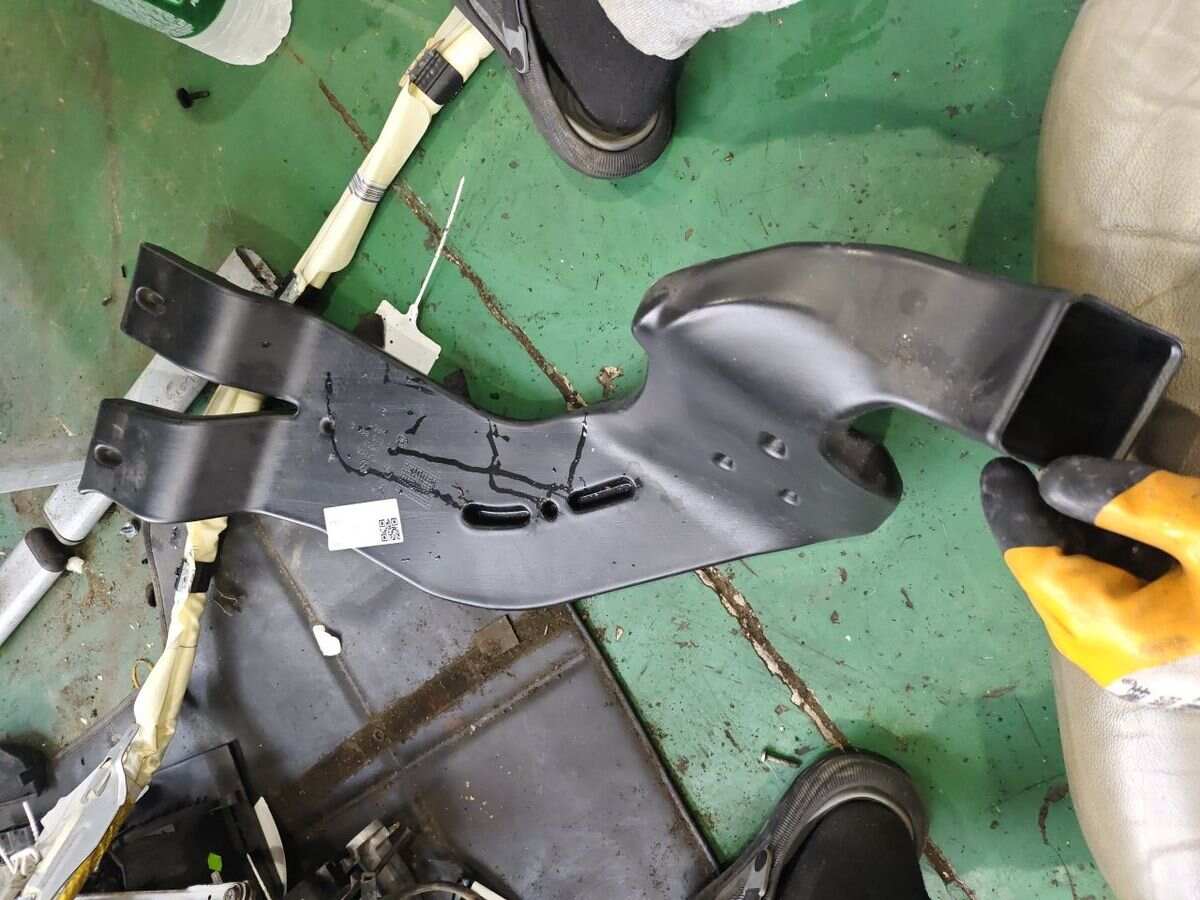 1K0819806D Floor Duct, Rear Right