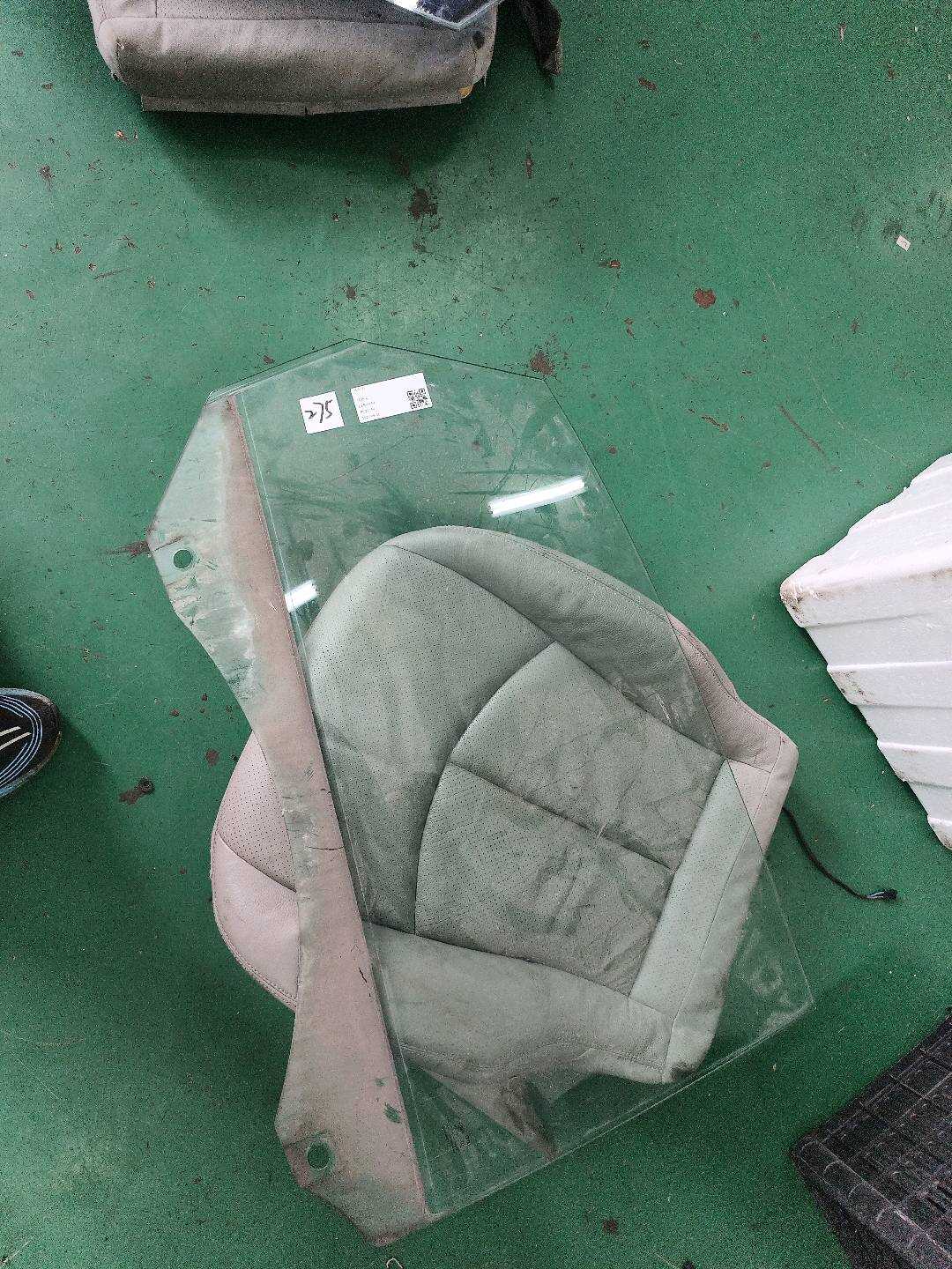 L4FD845206B 后门玻璃(右)