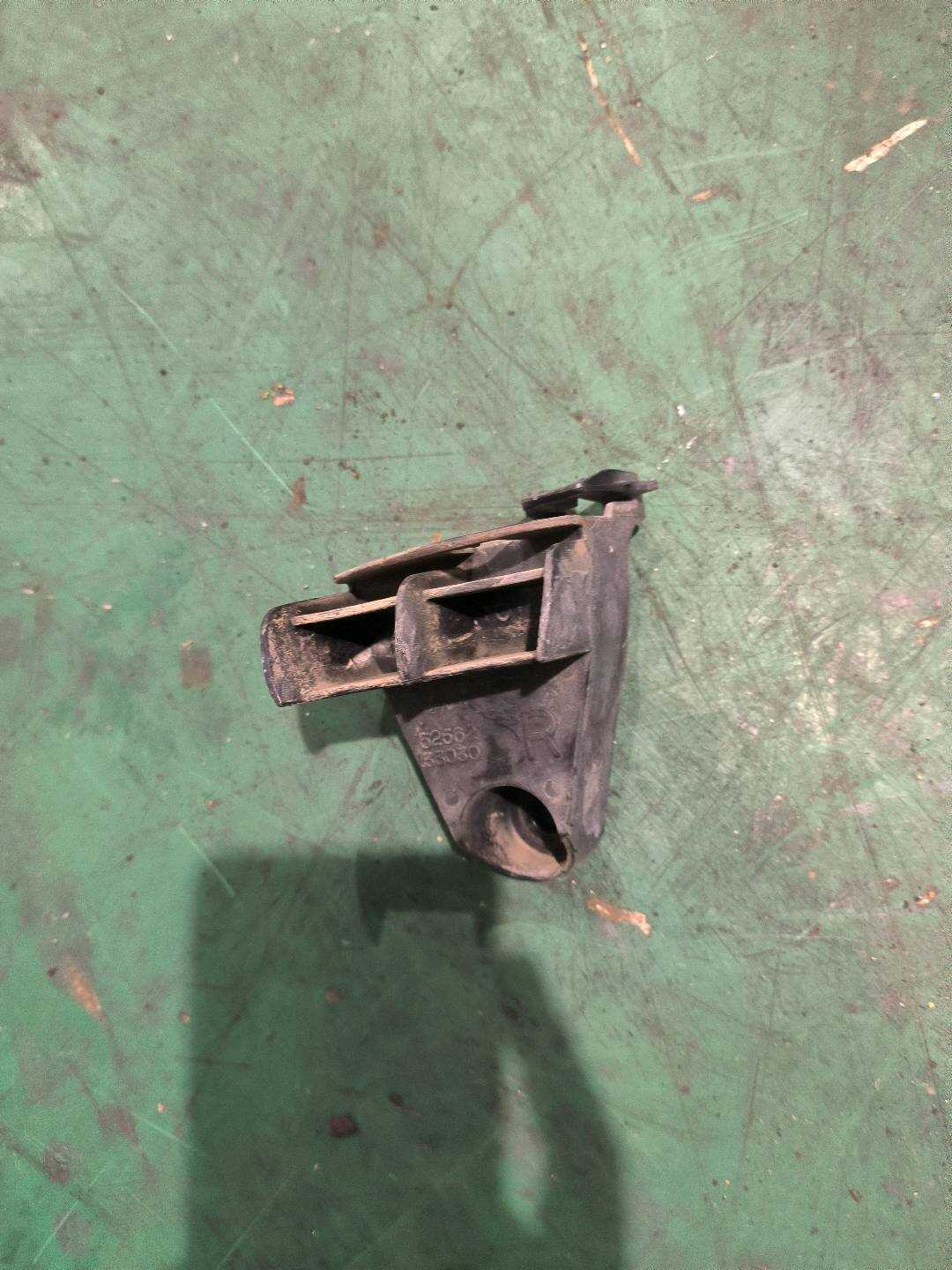 5256233030 尾灯下托架(右)