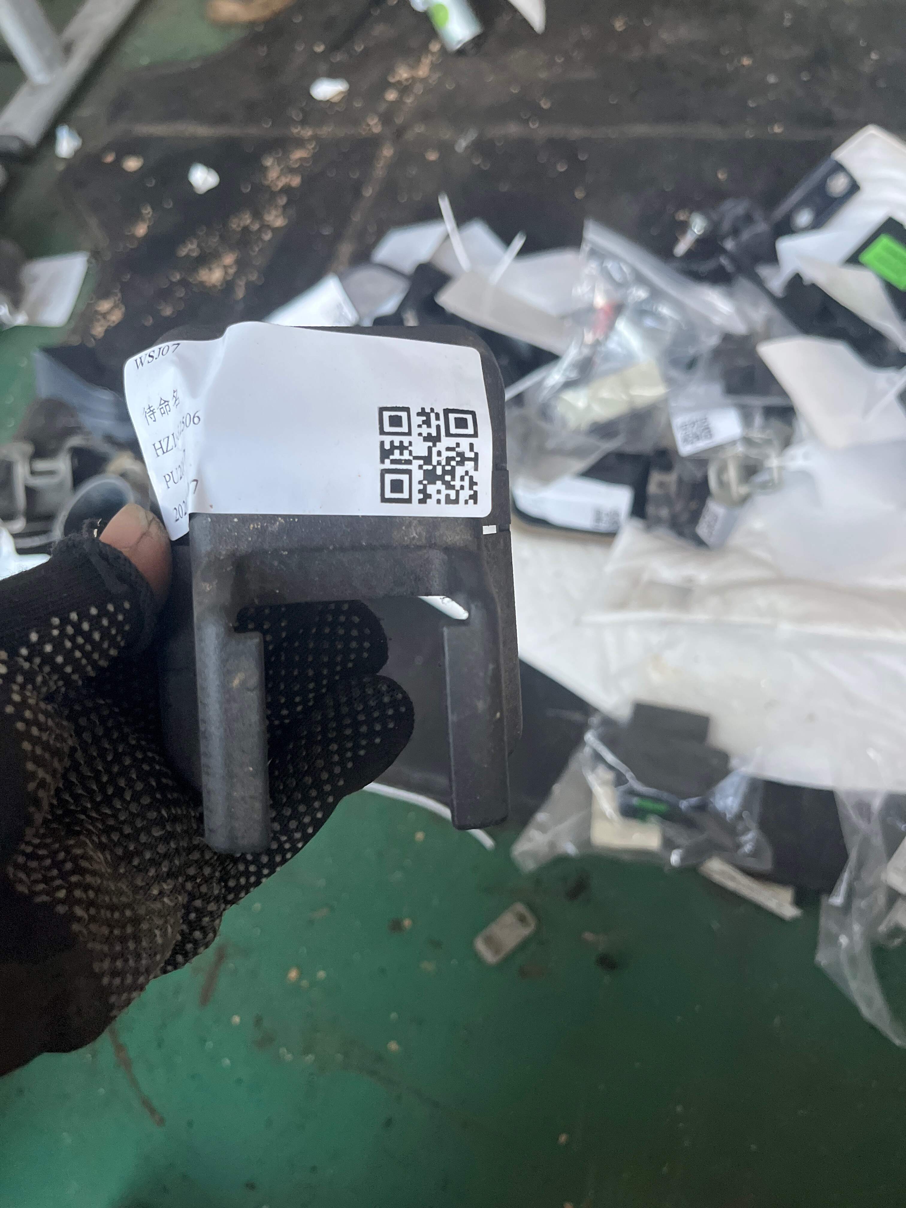 MEF6800011 主驾座椅左前护脚