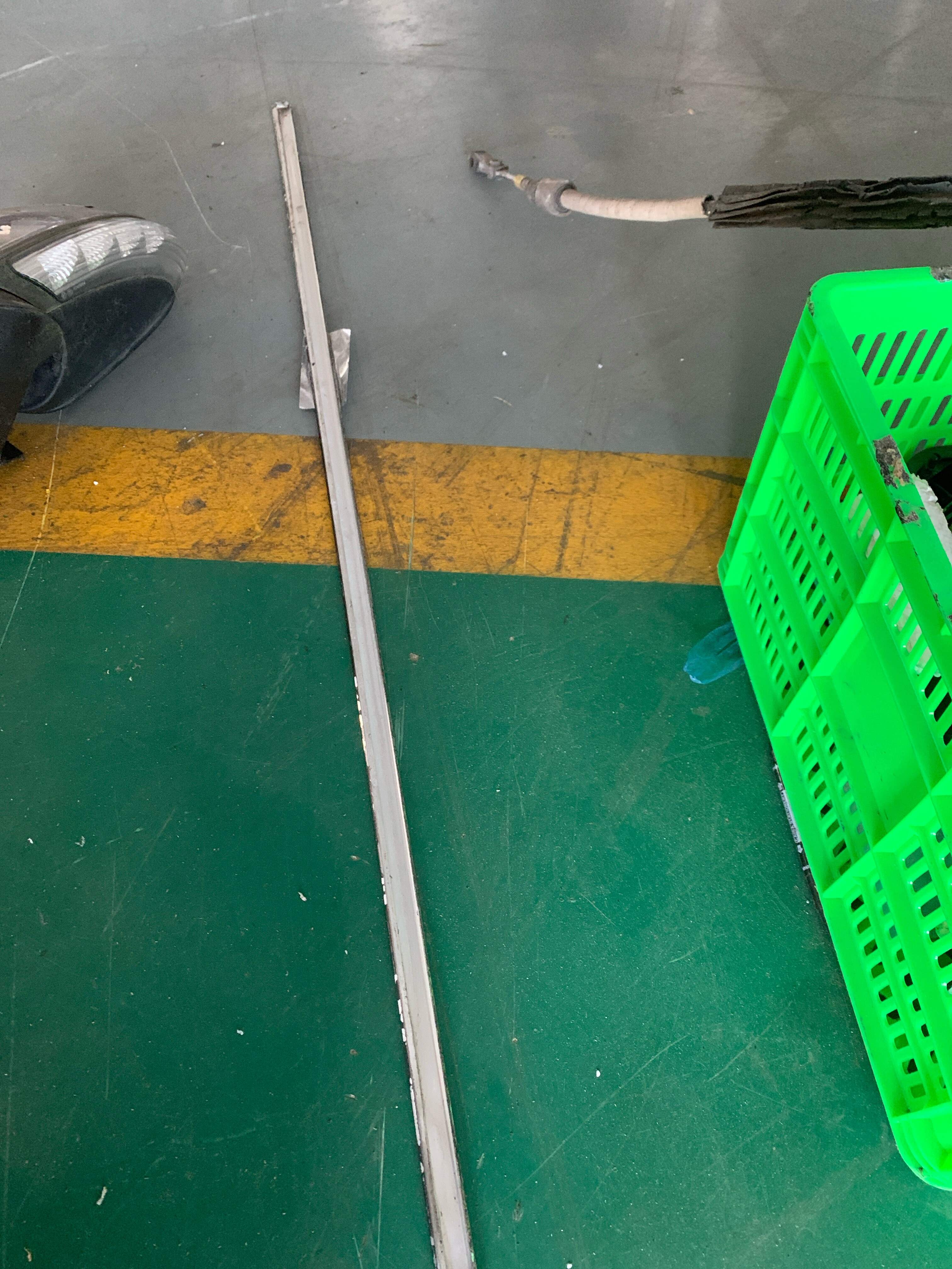 4L08537672ZZ 后门玻璃外饰条(左)