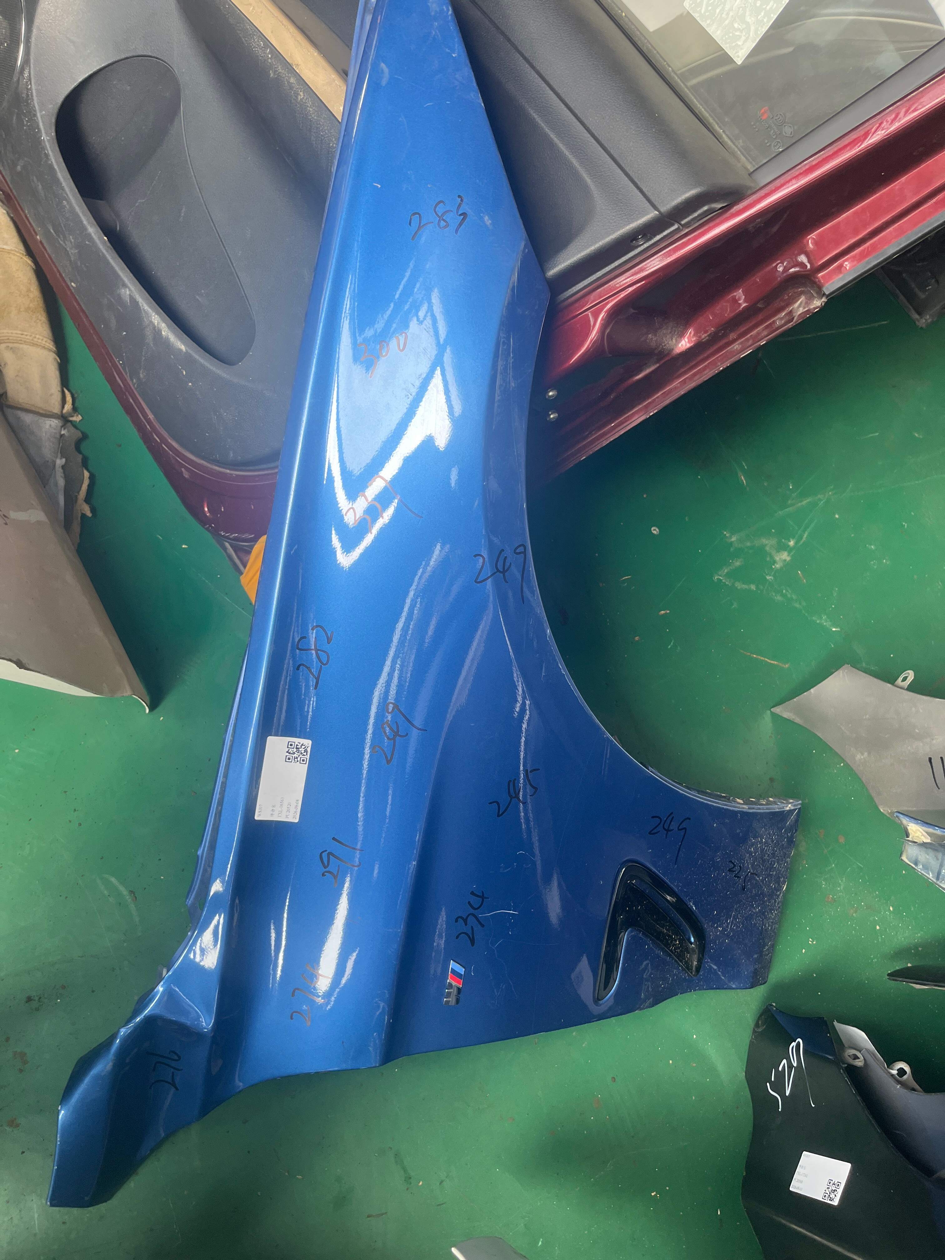 41009633548 Front Fender, Right