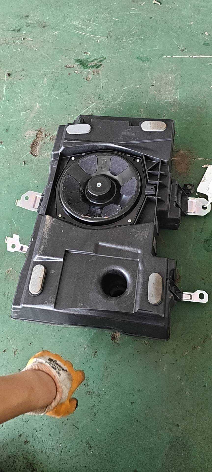 LR025879 Subwoofer