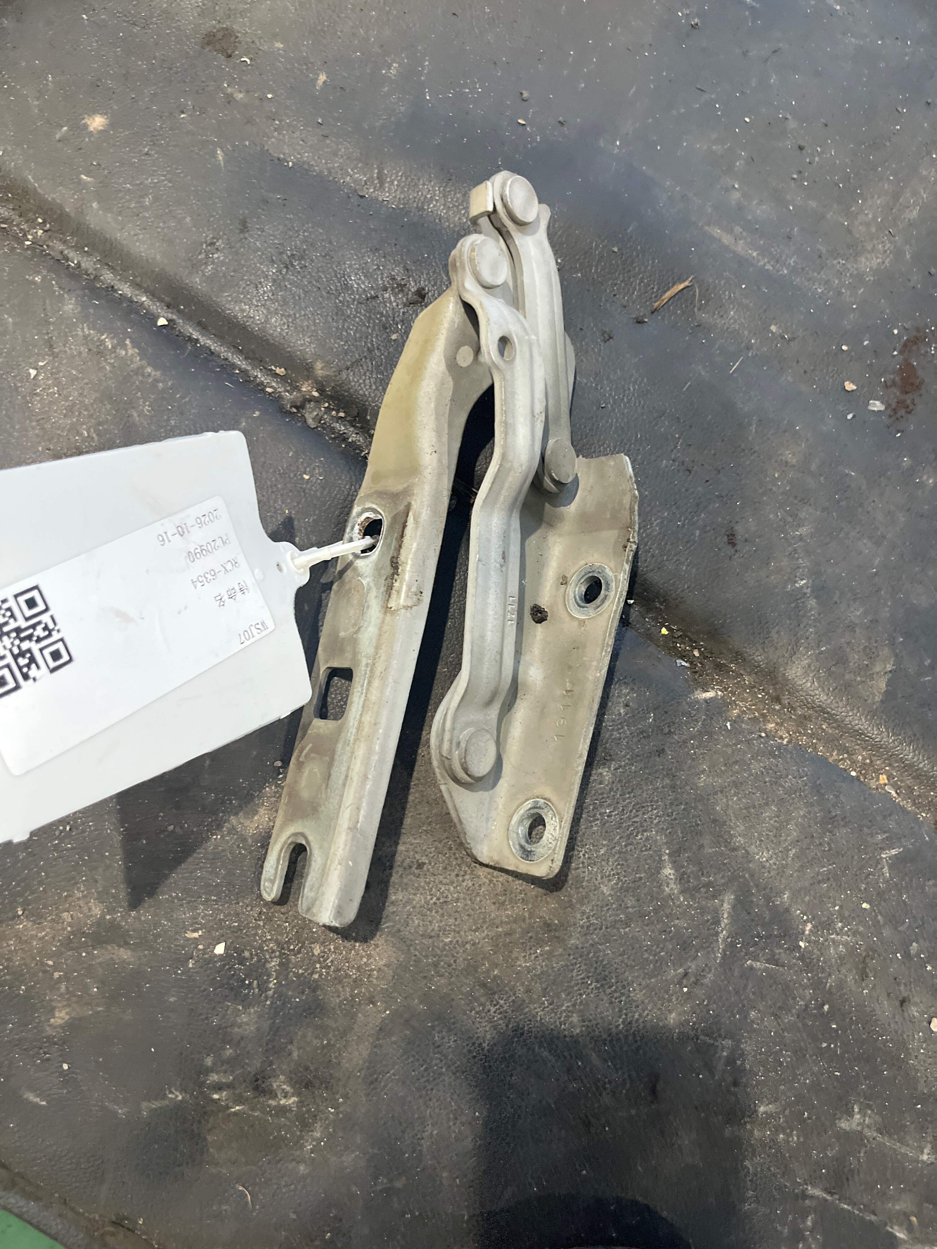 1KM823301 Front Hood Hinge, Left