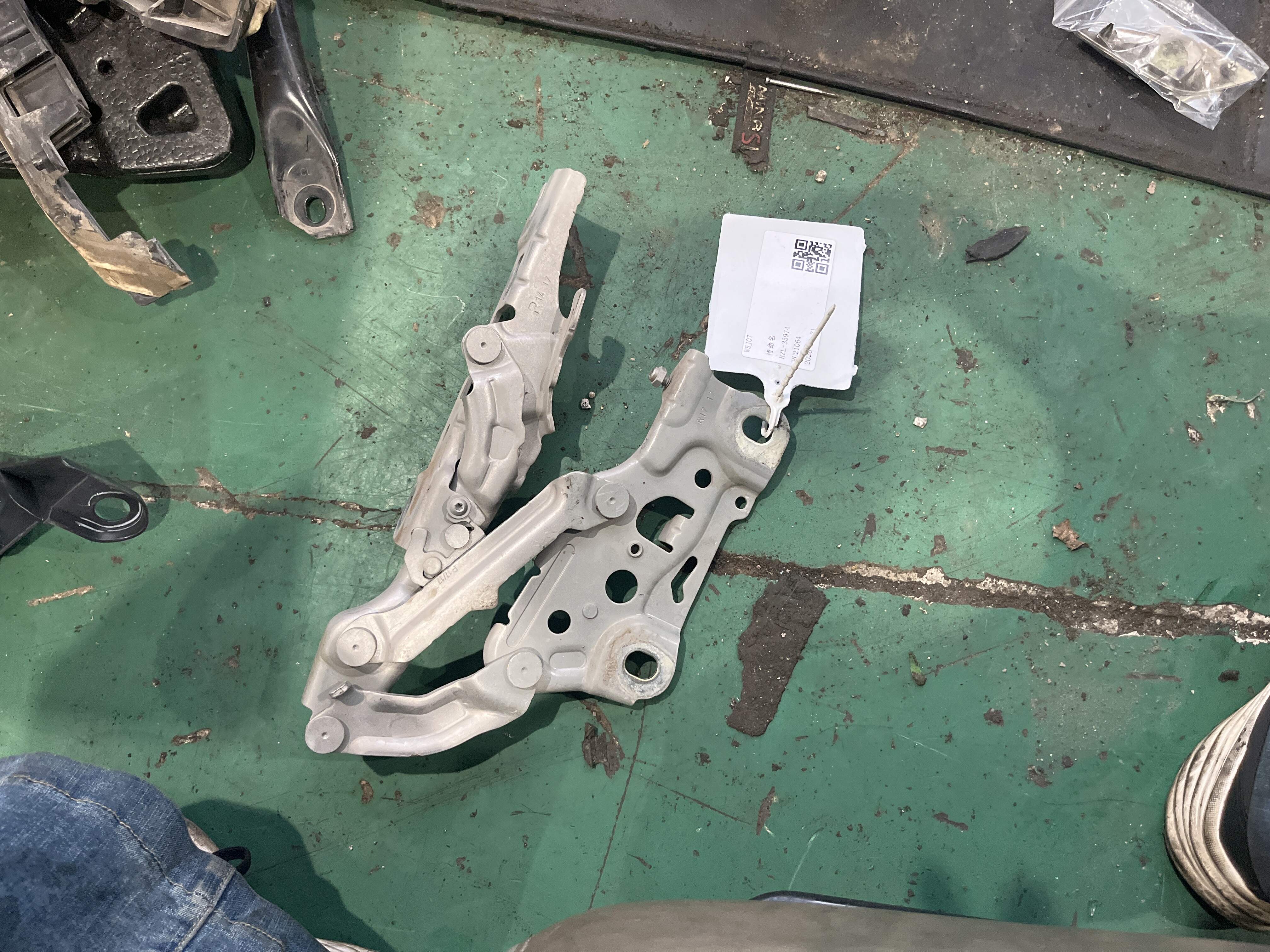 41007427052 Front Hood Hinge, Right