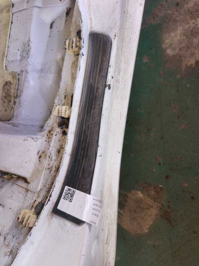 T115107044PB Rear Door Sill Trim Panel, Right