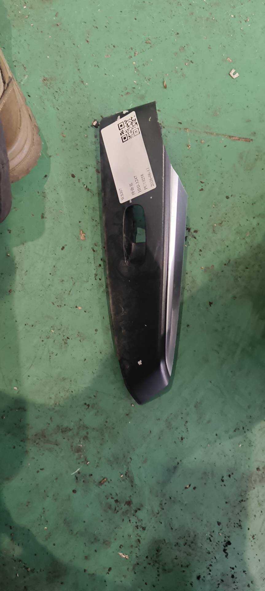809605MA0A Front Door Window Switch Trim Panel, Right