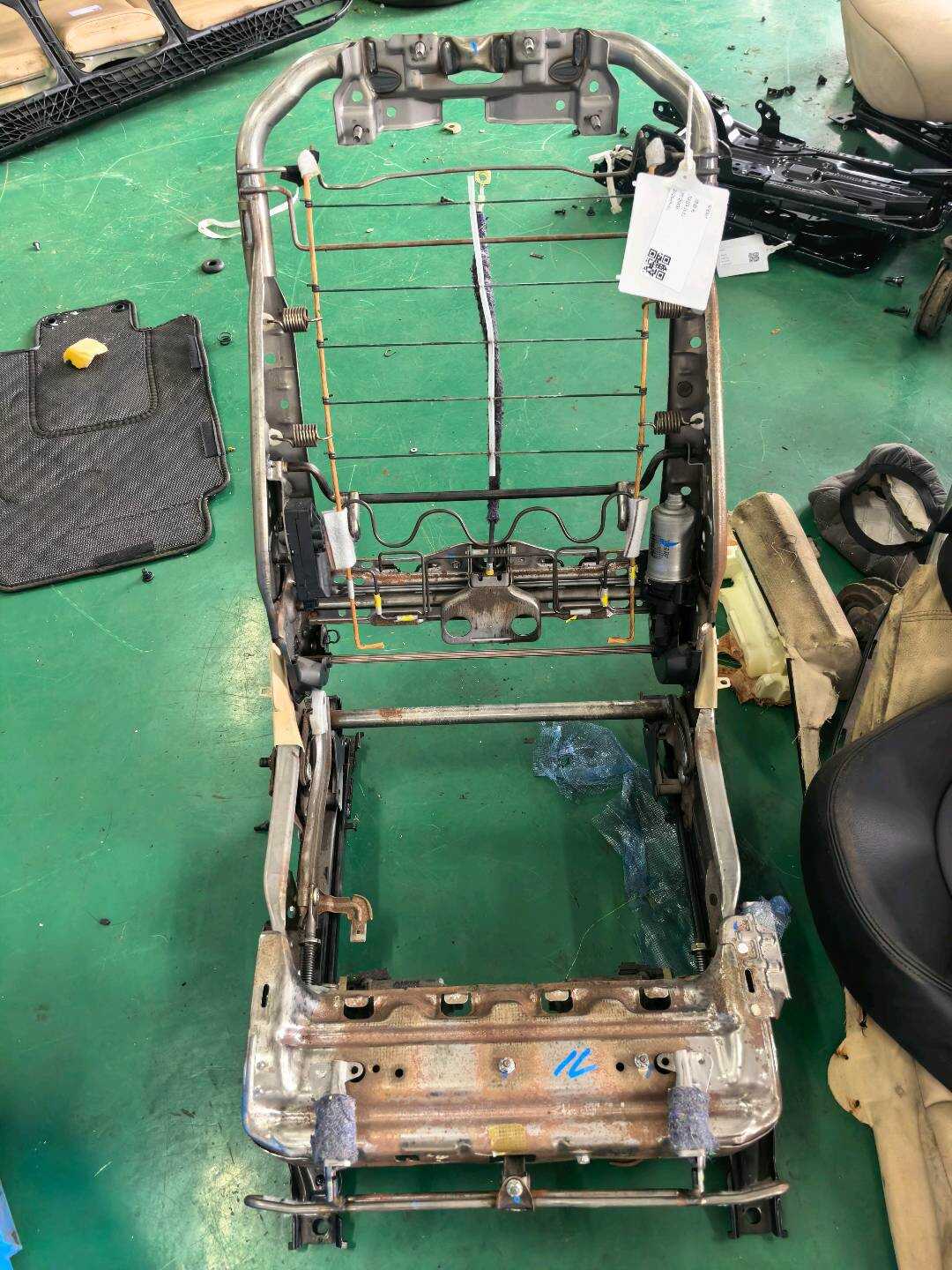 7112048240 驾驶员座椅骨架